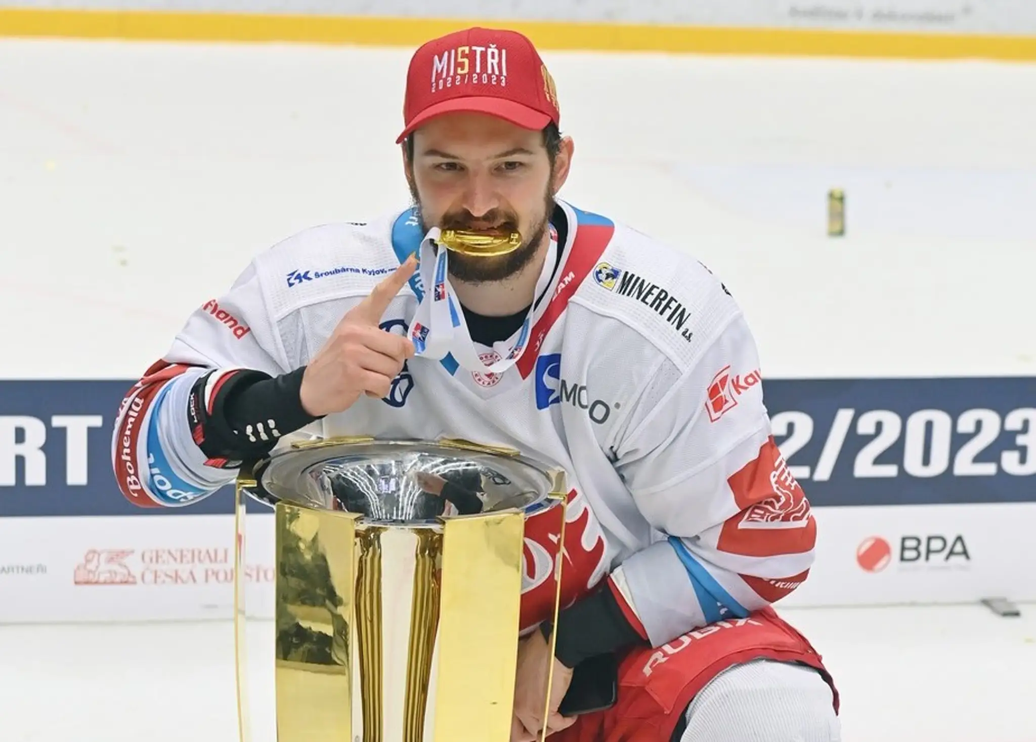 Libor Hudáček s medailou a pohárom pre Majstra.