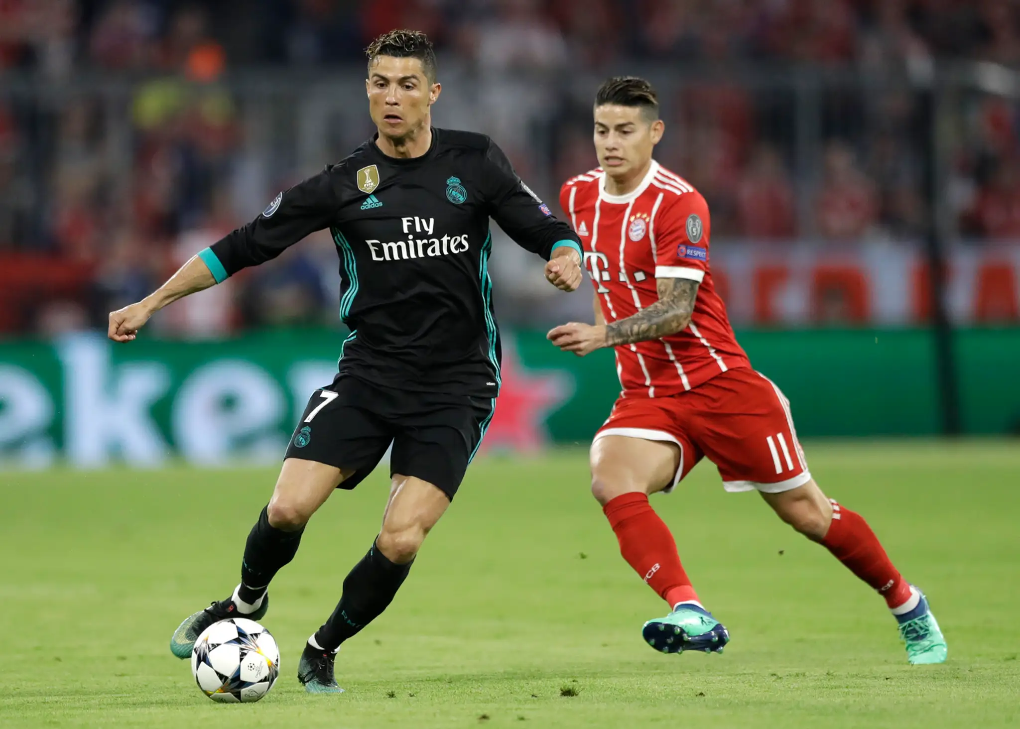 Cristiano Ronaldo (vľavo) z Realu uniká v prvom semifinále LM Jamesovi Rodríguezovi z Bayernu.