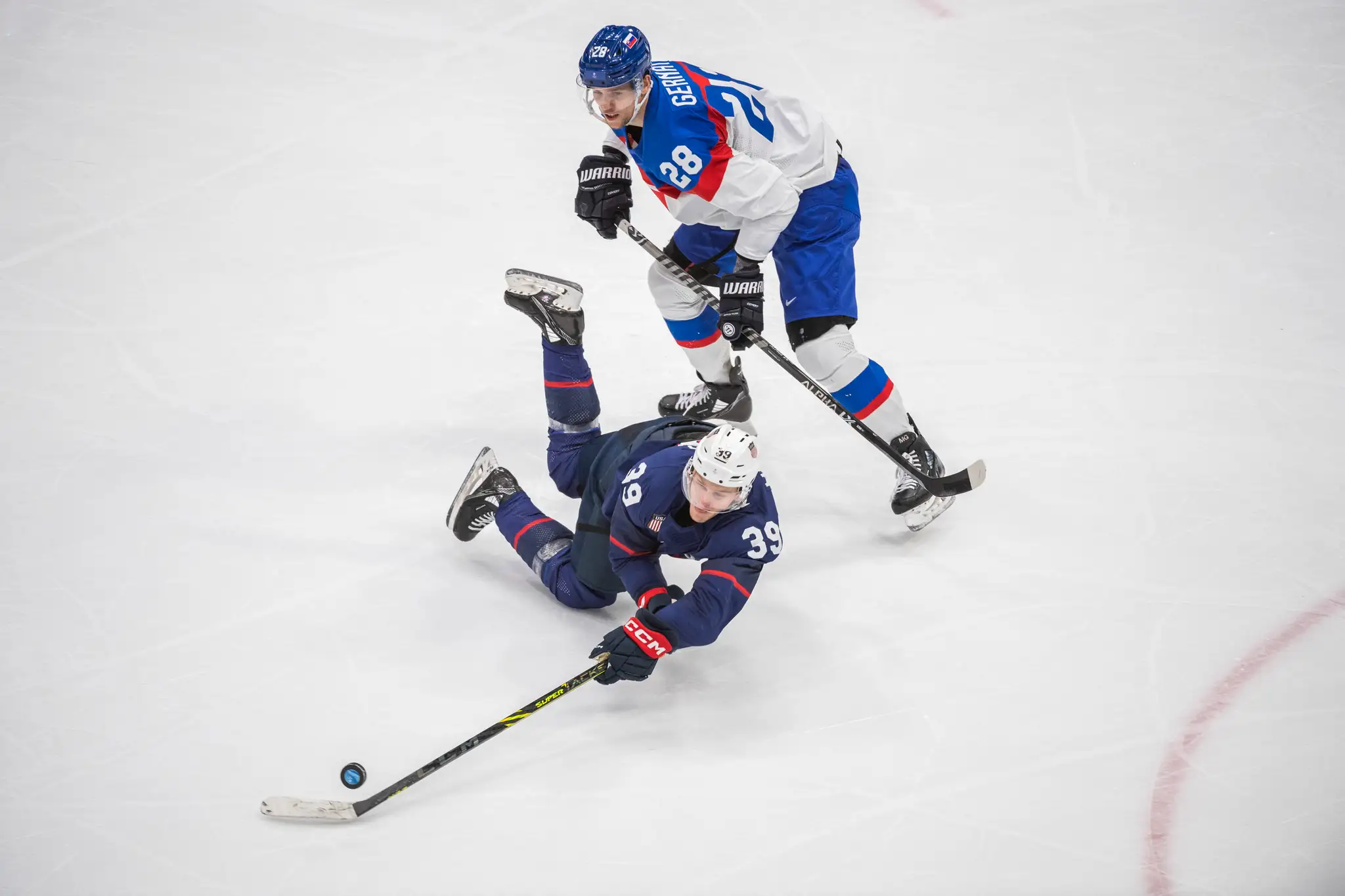 Sprava Martin Gernát fauluje hráča USA Bena Meyersa vo štvrťfinále ZOH 2022.