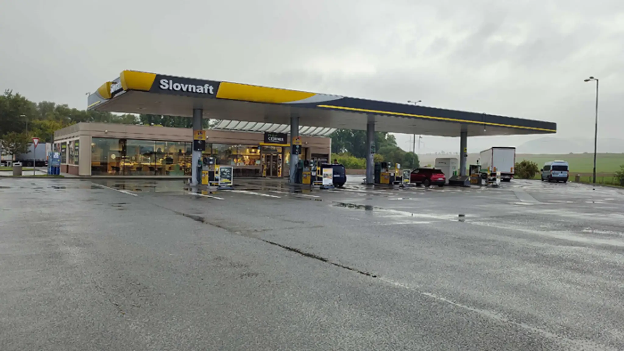 Nočná lupež na benzínovej pumpe na diaľnici pri Košiciach.