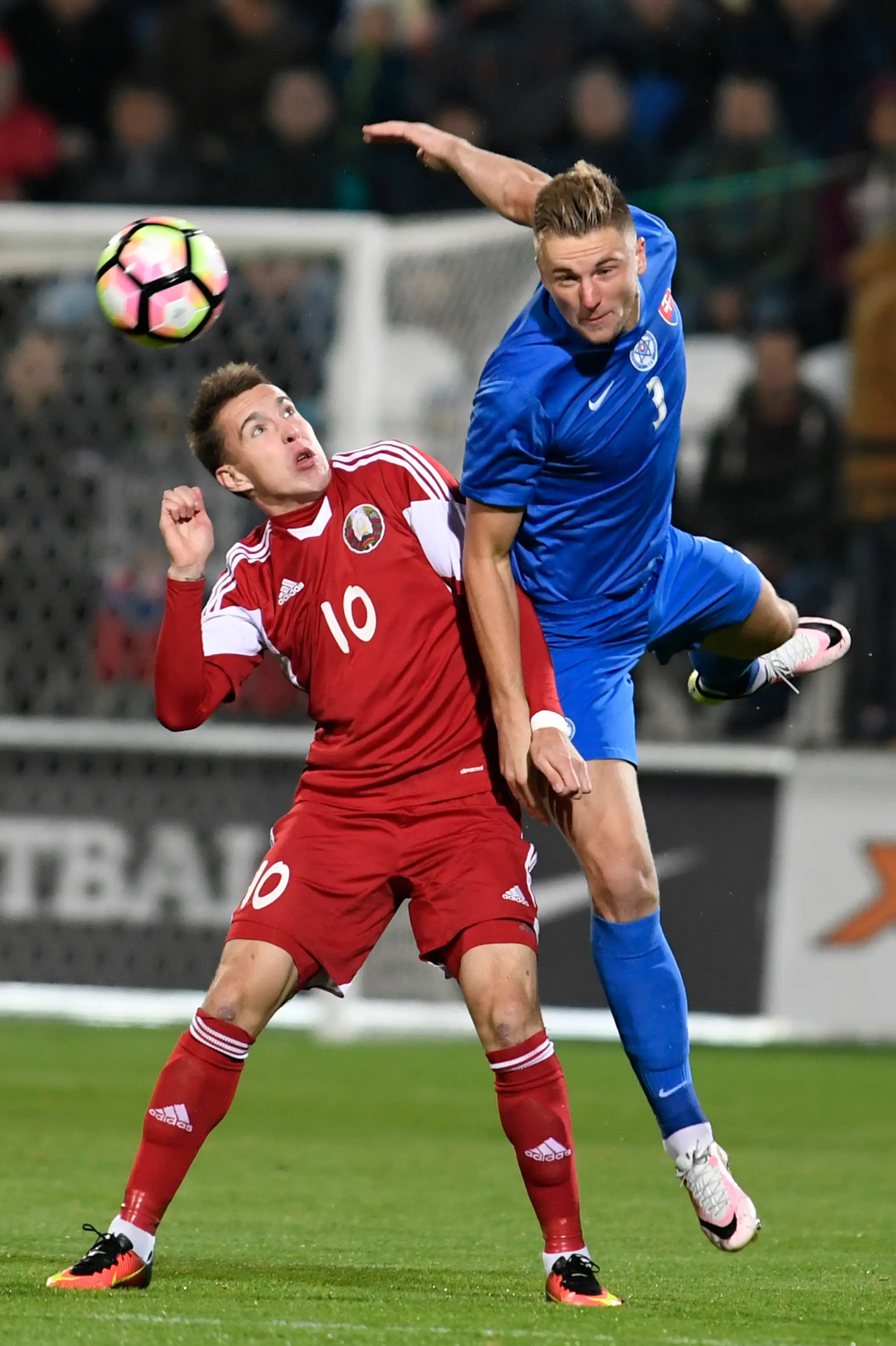 Bielorus Ruslan Teverov (vľavo) a slovenský stopér Milan Škriniar v dueli reprezentácií do 21 rokov v kvalifikácii ME 2017.