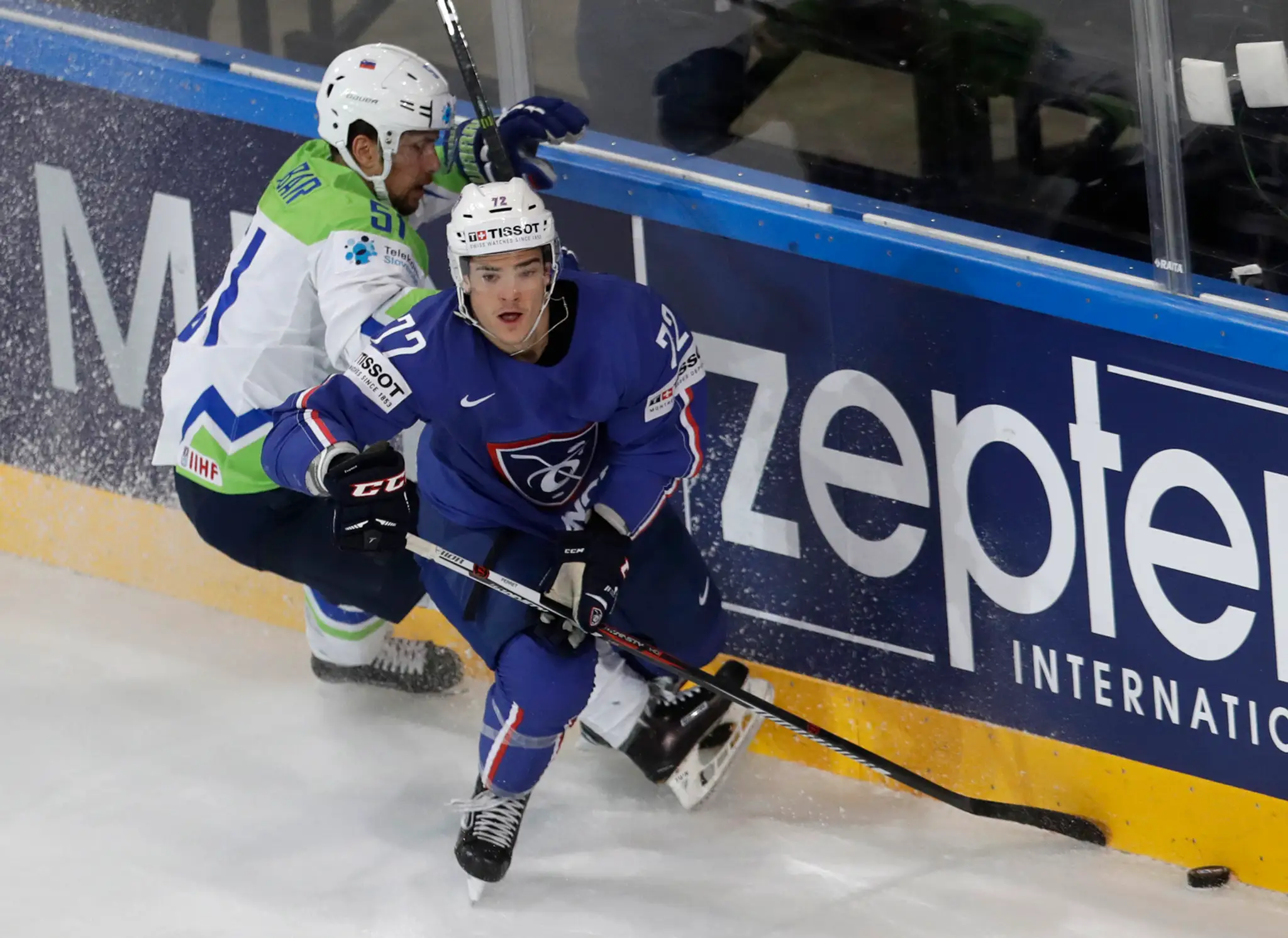 Jordann Perret (vpredu) z Francúzska uniká Mitjovi Robarovi zo Slovinska v dueli MS 2017.