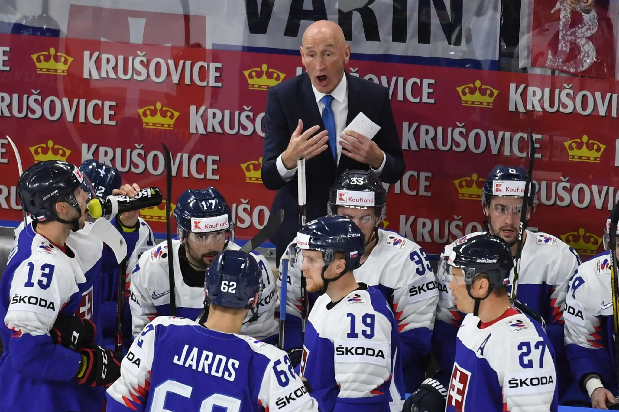Slovenská striedačka (hore tréner reprezentácie Craig Ramsay) v dueli MS 2018 proti Švajčiarsku.
