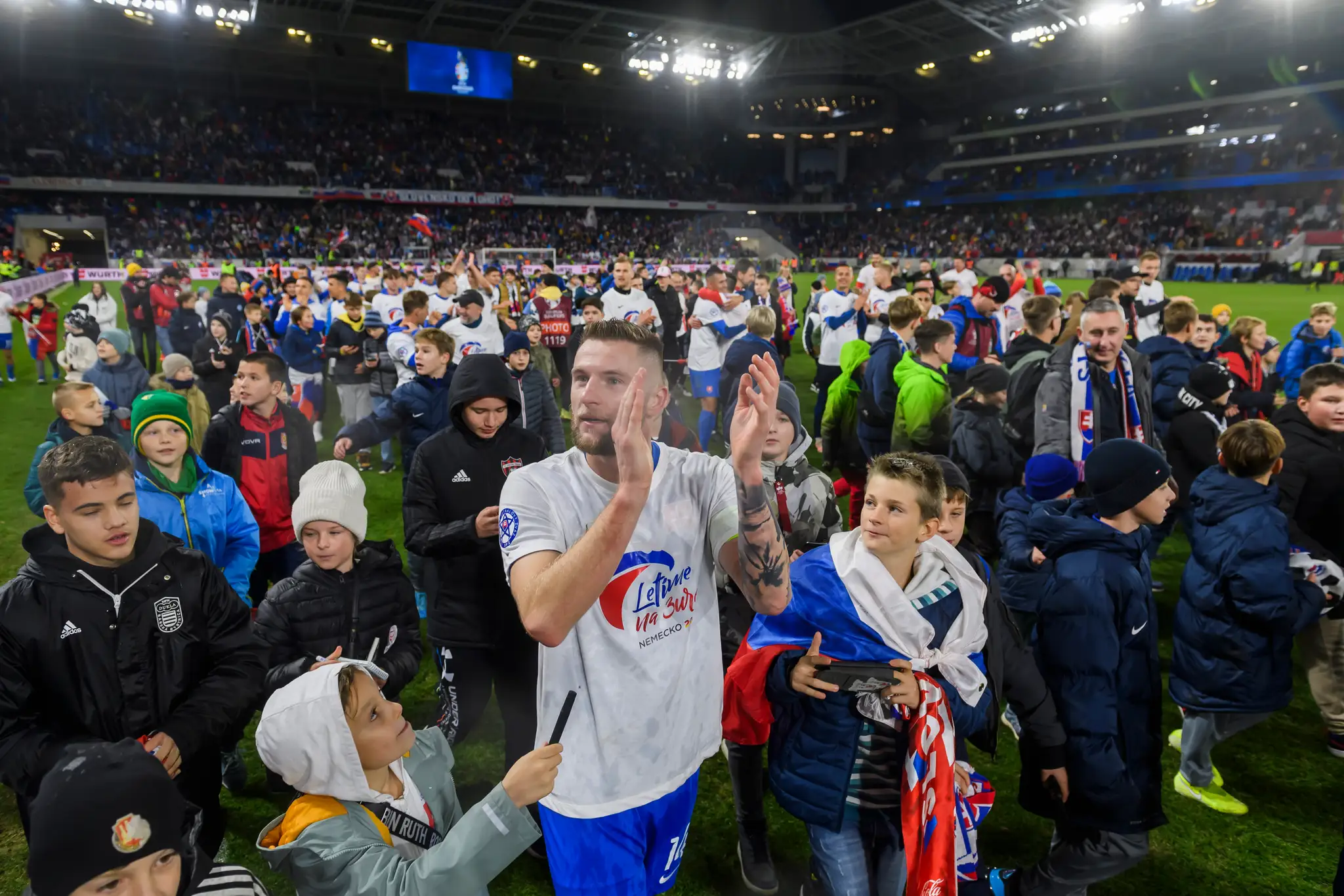 Milan Škriniar (Slovensko) oslavuje postup na ME 2024 po zápase s Islandom.