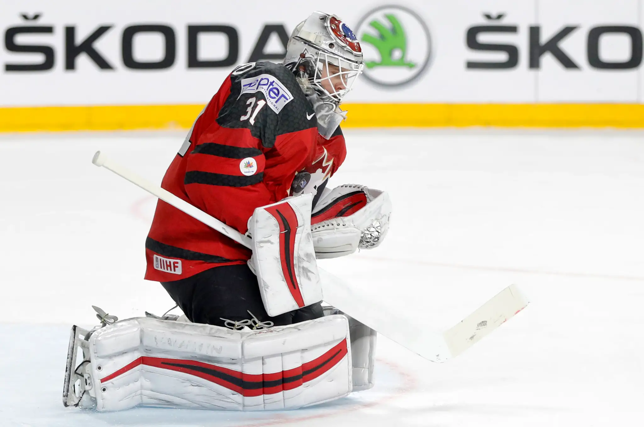 Brankár Kanady Calvin Pickard chytá puk v semifinále MS 2017 proti Rusku.