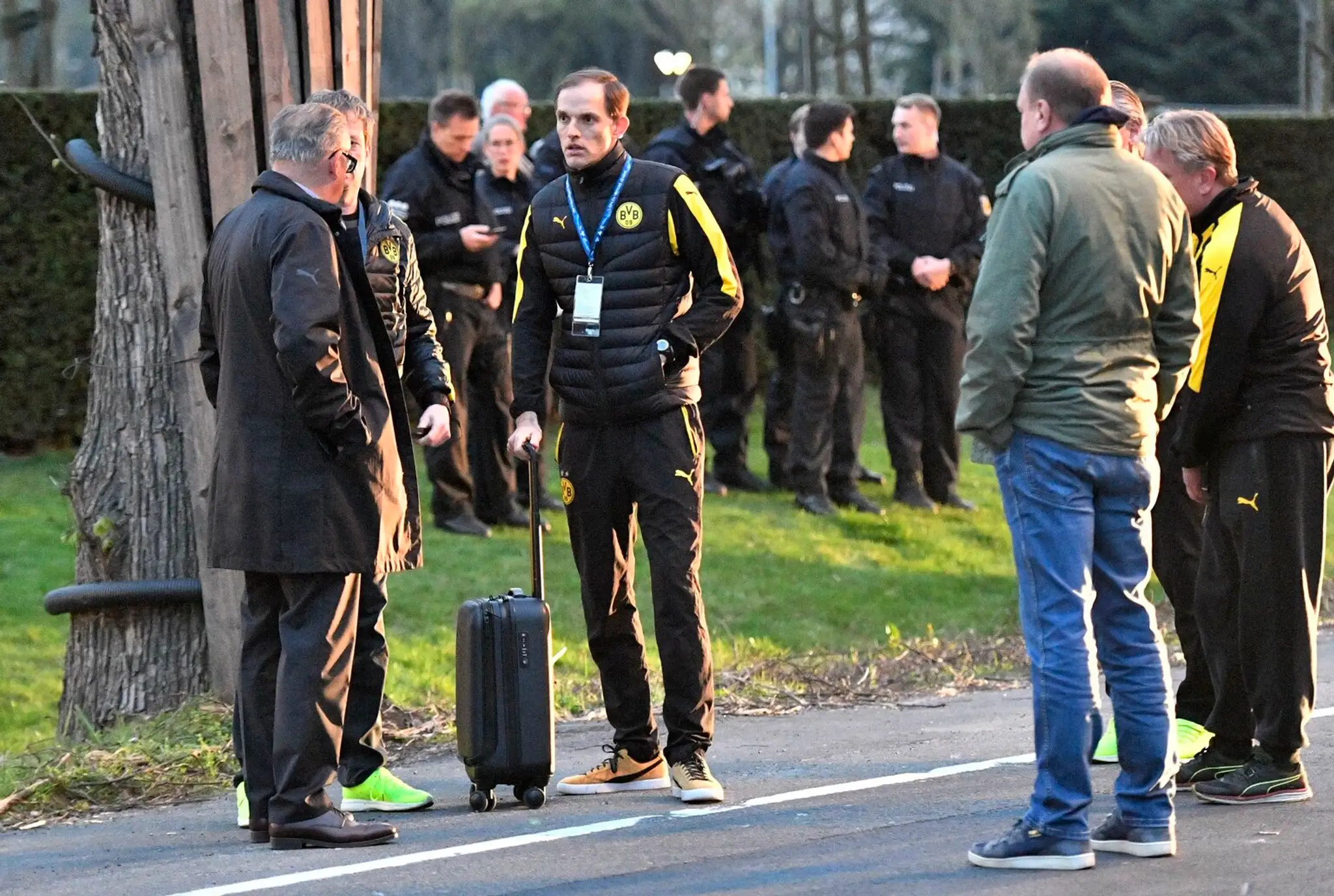 Kouč Borussie Dortmund Thomas Tuchel stojí pri autobuse po výbuchu bômb.