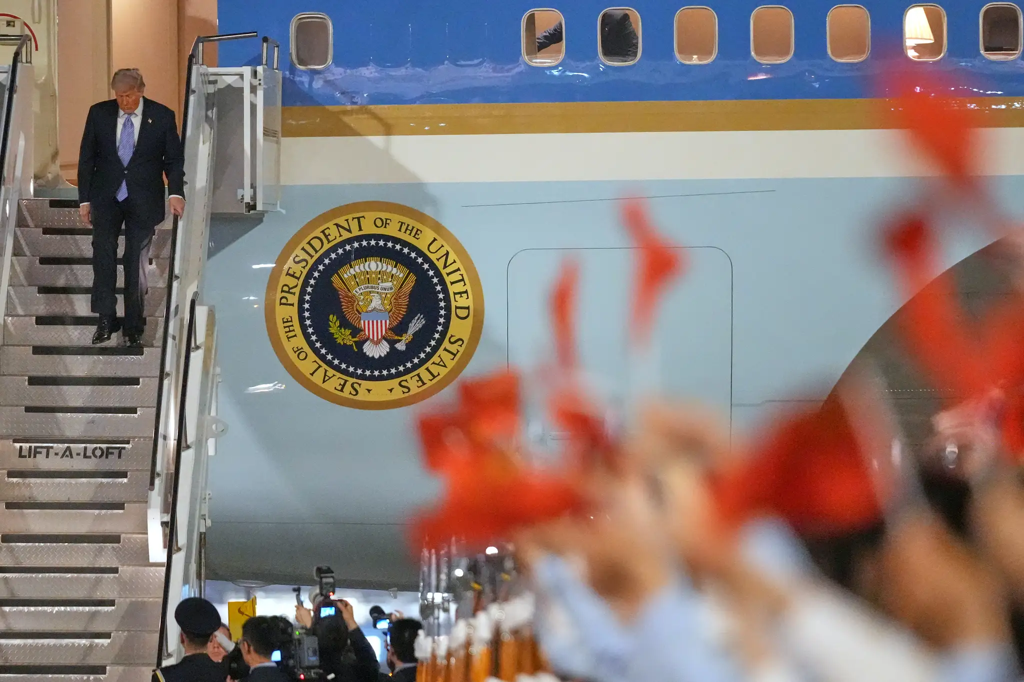 Americký prezident Donald Trump vystupuje z prezidentského špeciálu Air Force One na letisku v Pekingu.