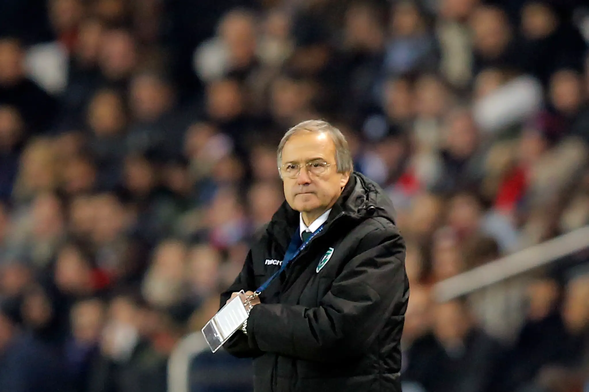 Kouč Ludogorcu Razgrad Georgi Dermendzijev pozerá na hodinky v dueli LM na pôde PSG.