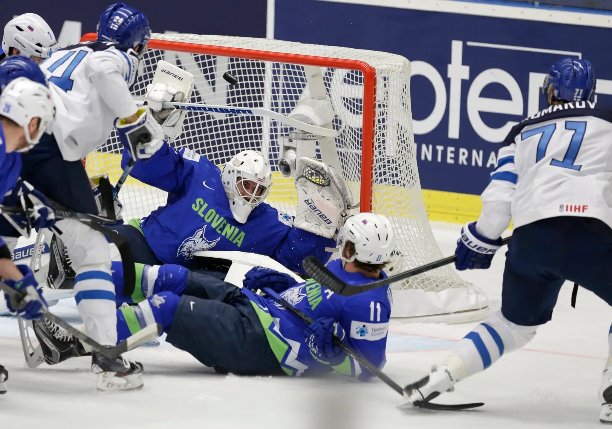 Fínsky hokejista Leo Komarov strieľa gól