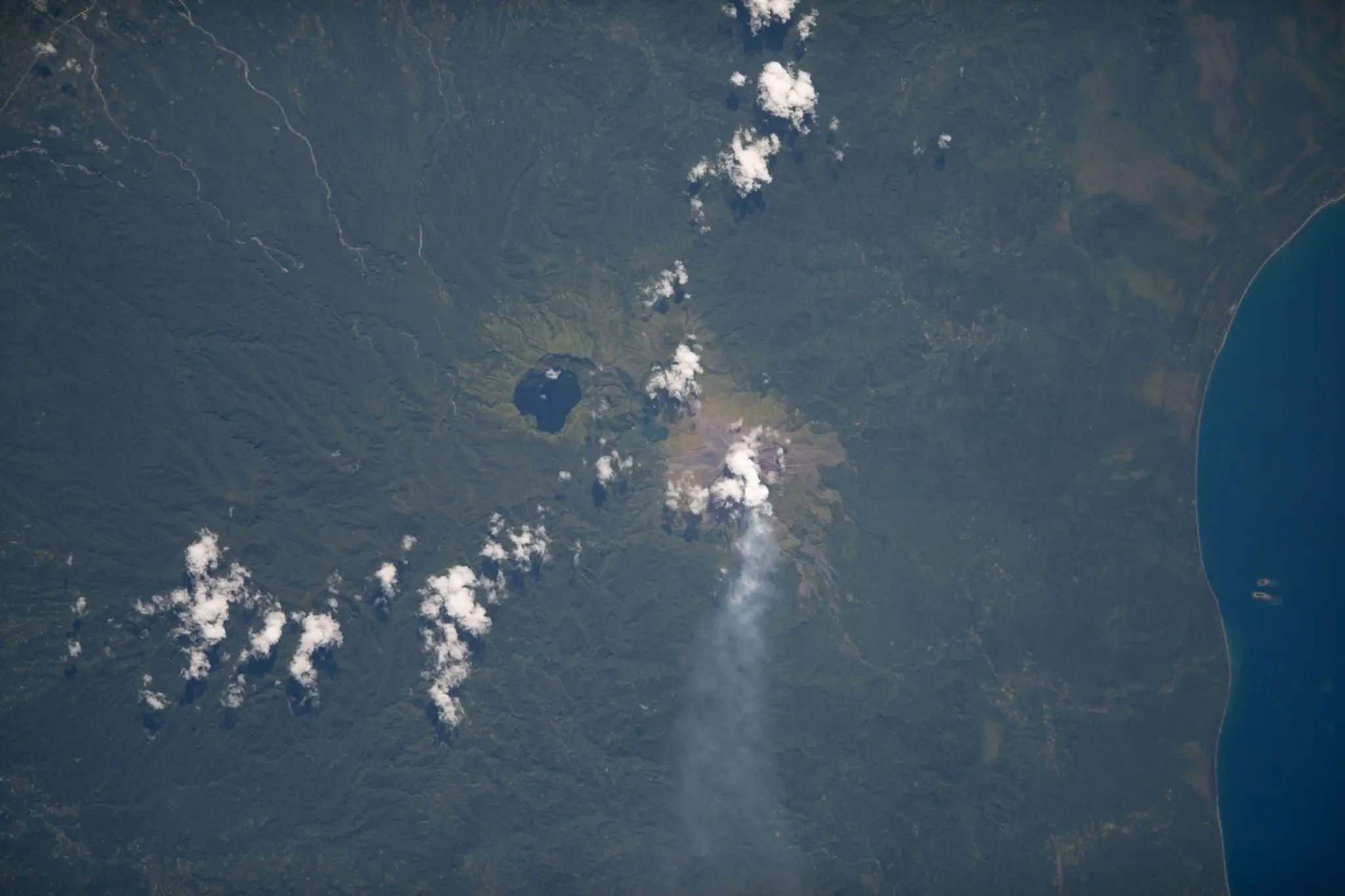 Jazero Billy Mitchell Crater Lake a aktívna sopka Bagana na ostrove Bougainville.