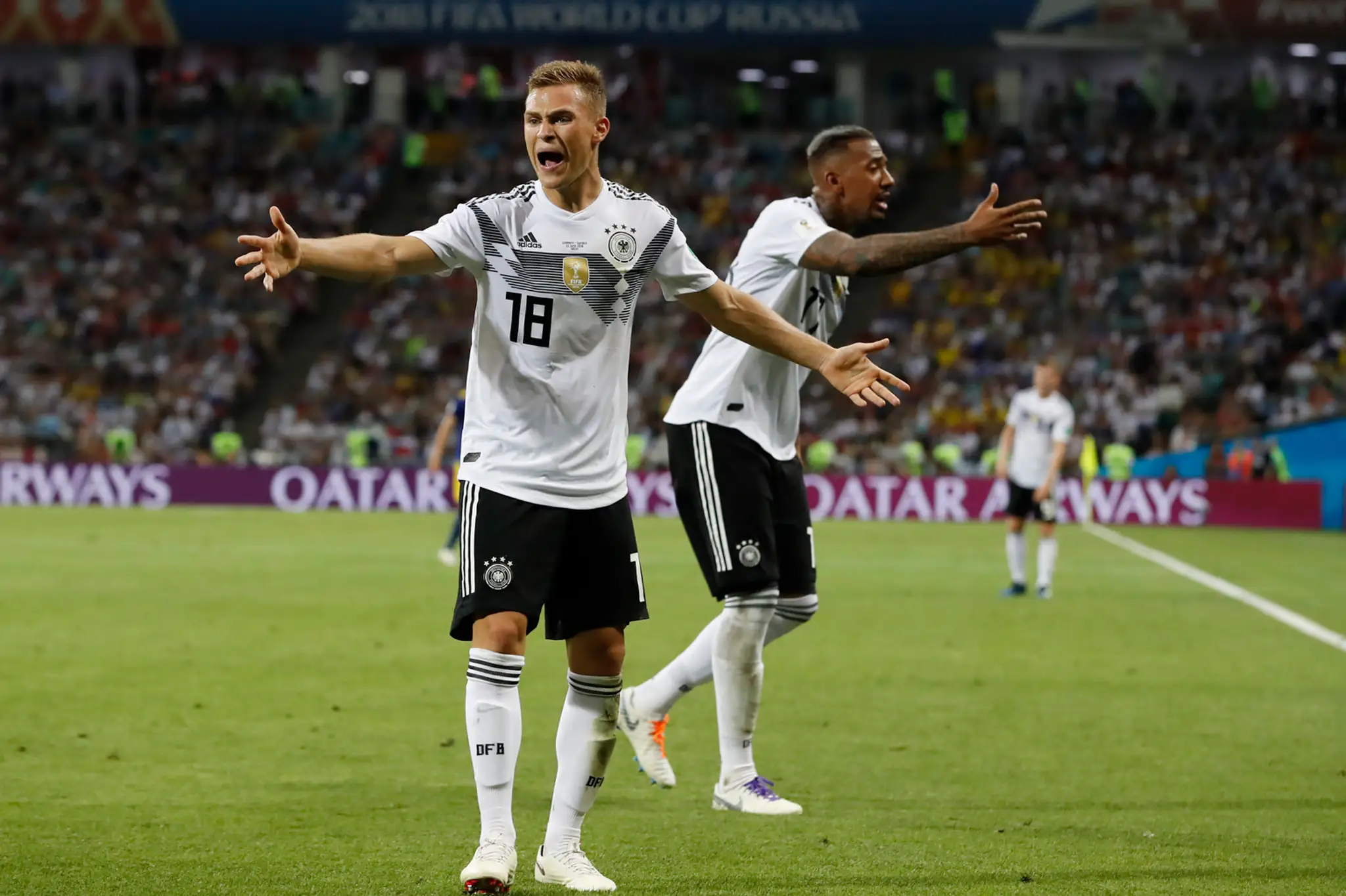 Joshua Kimmich a Jerome Boateng v zápase so Švédskom.