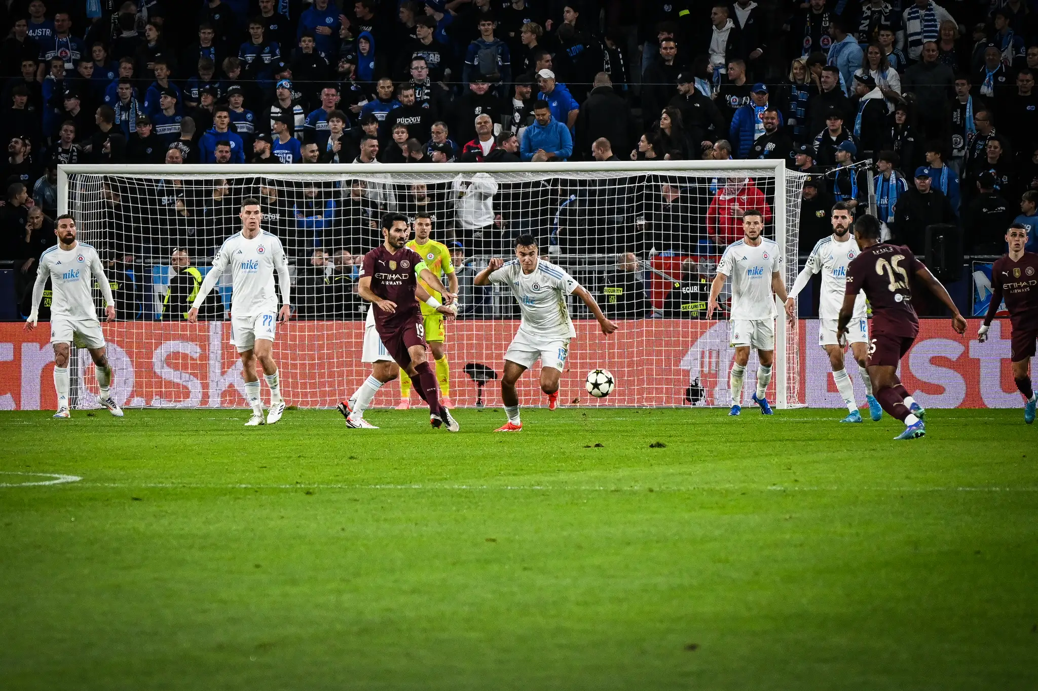 Momentka zo zápasu Slovan - Manchester City