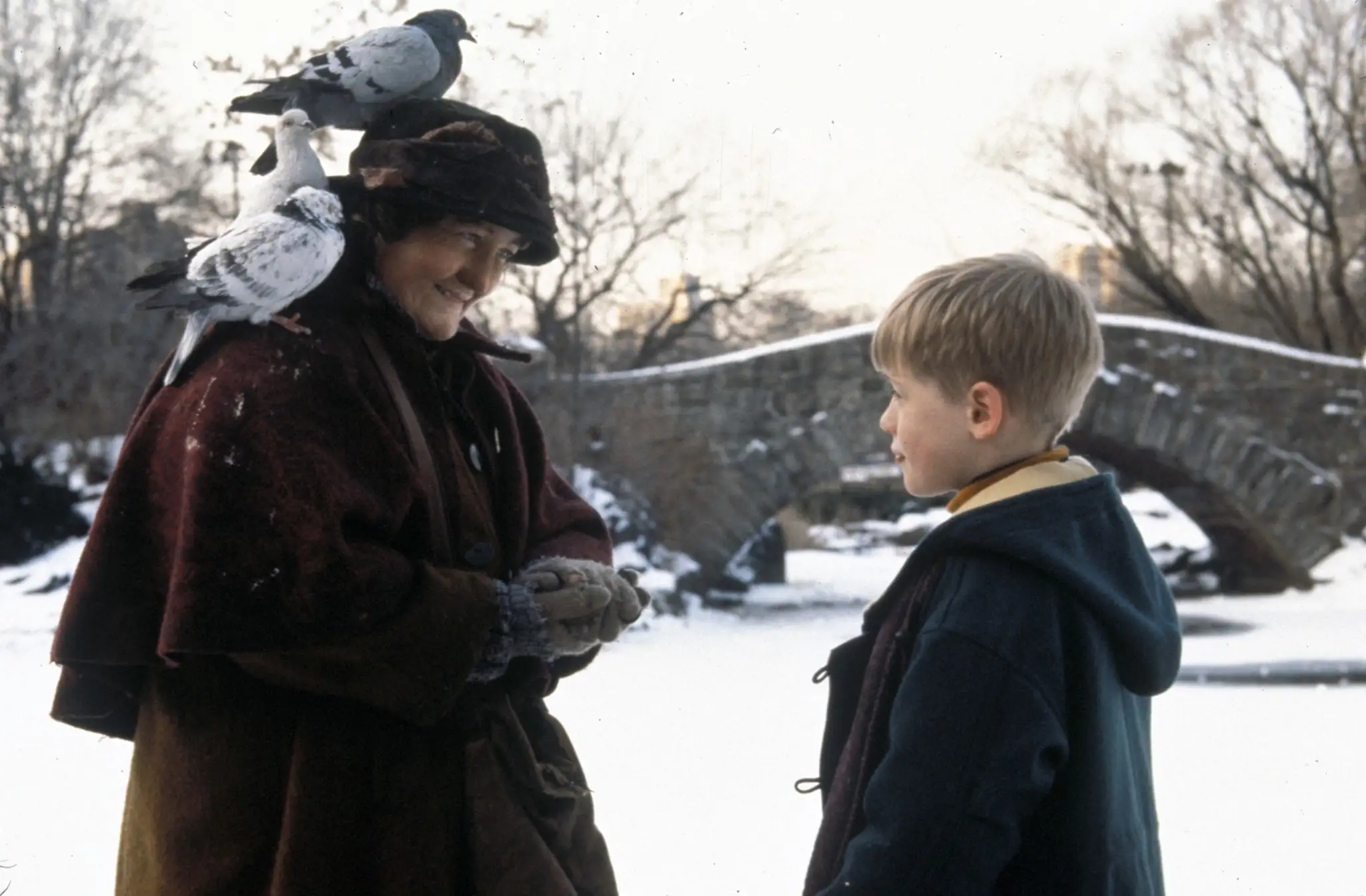 Branda Frickerová a Macaulay Culkin vo filme Sám doma 2: stratený v New Yorku.