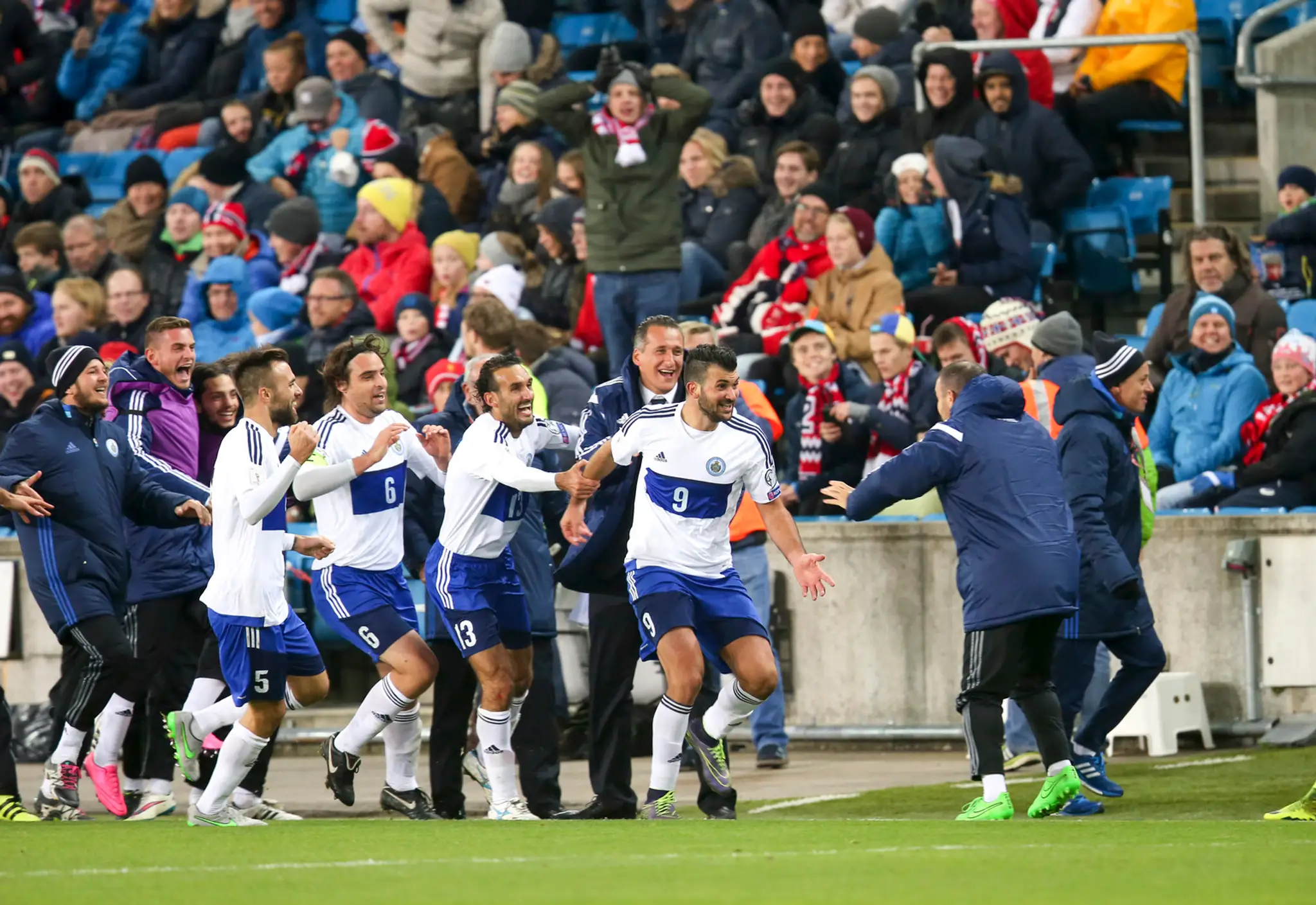 Hráči San Marína jasajú po strelení gólu v kvalifikácii MS 2018 v Nórsku.