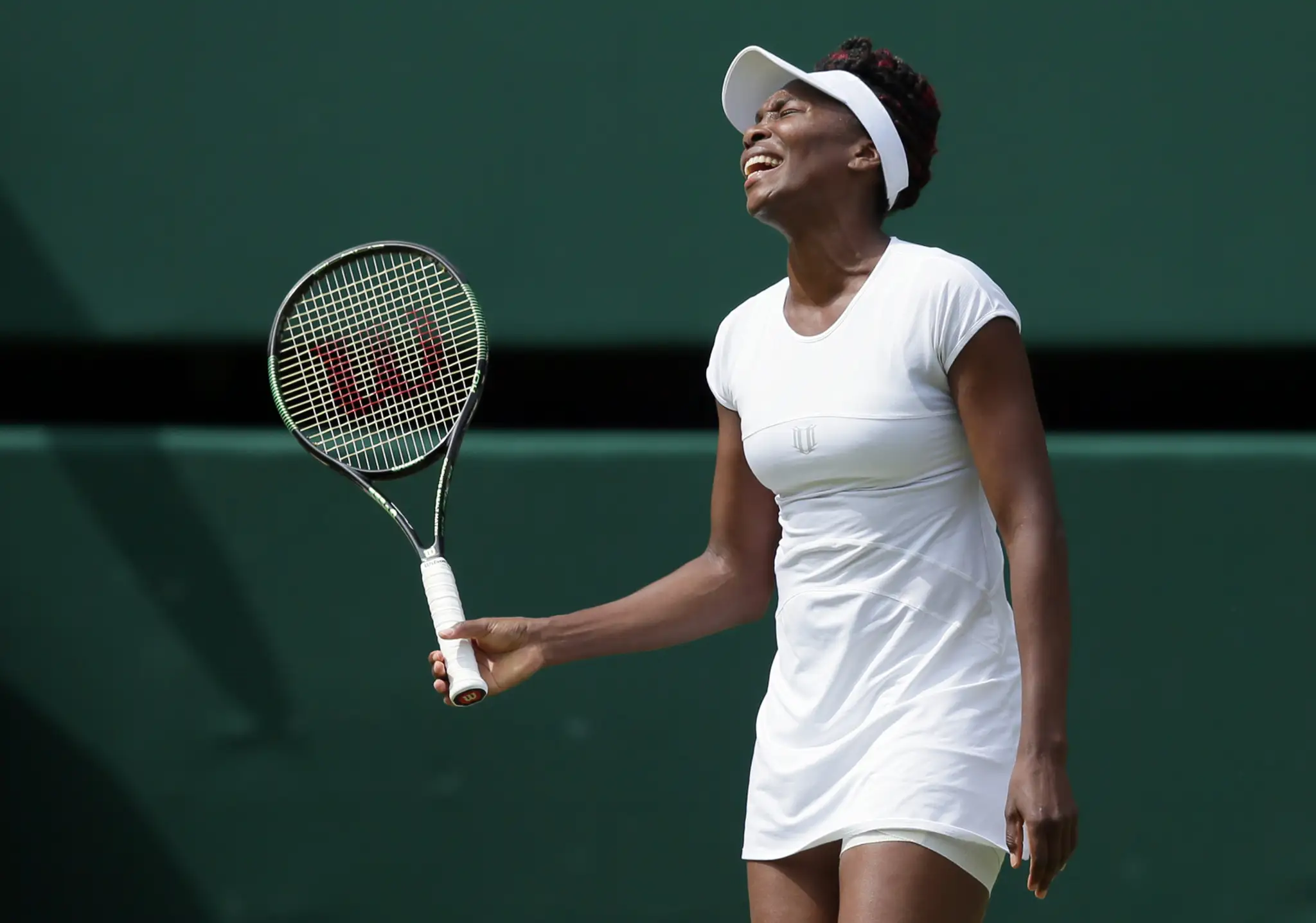 Americká tenistka Venus Williamsová počas wimbledonského semifinále s Nemkou Angelique Kerberovou
