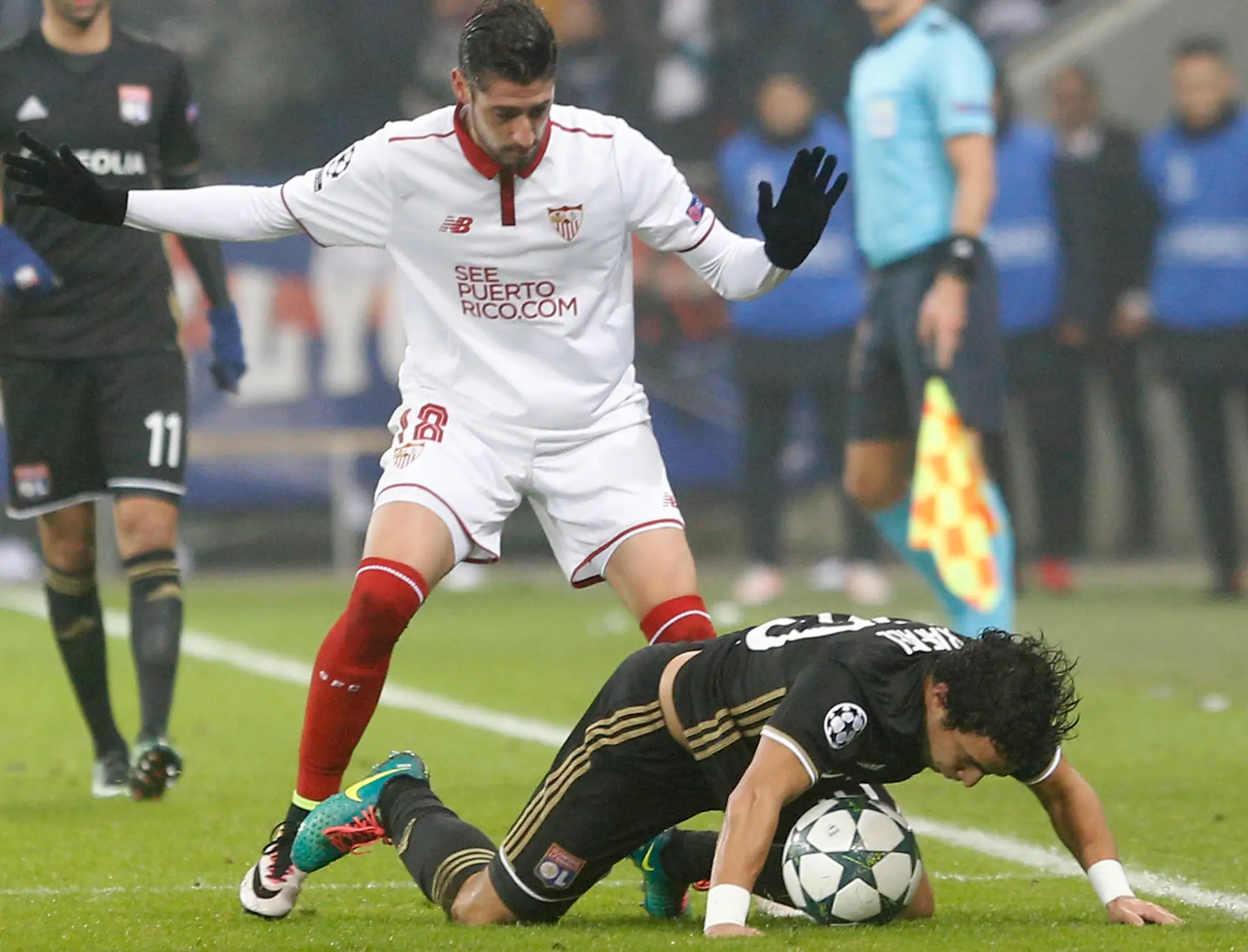 Sergio Escudero (vľavo) z FC Sevilla fauluje v dueli LM proti Lyonu Rafaela.