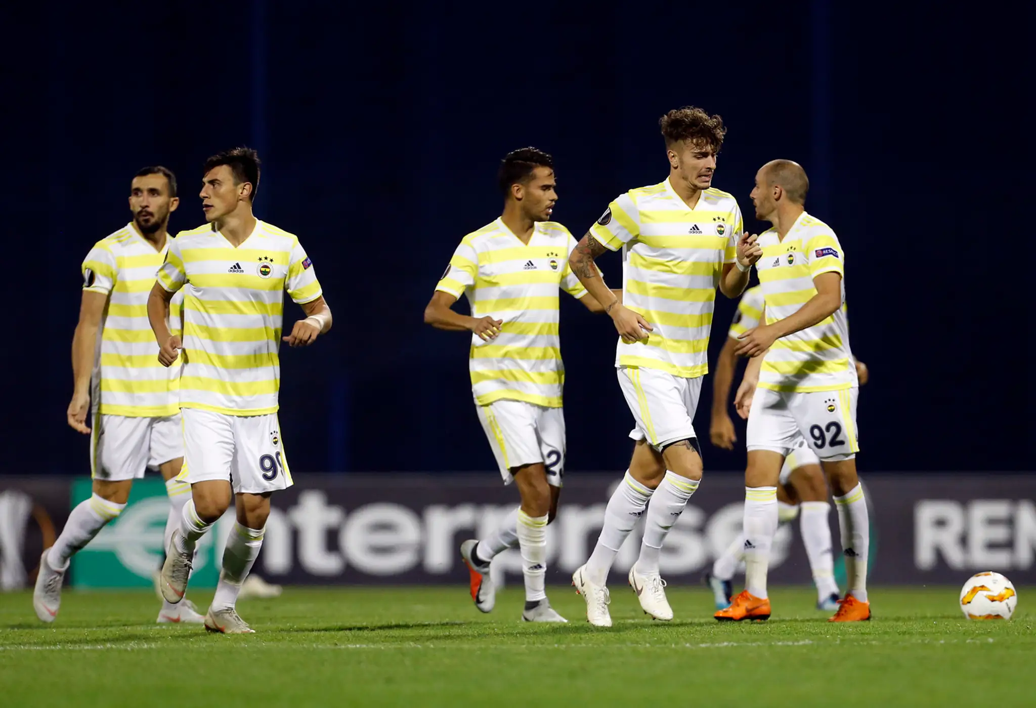 Radosť hráčov Fenerbahce z gólu v dueli EL na pôde Dinama Záhreb.