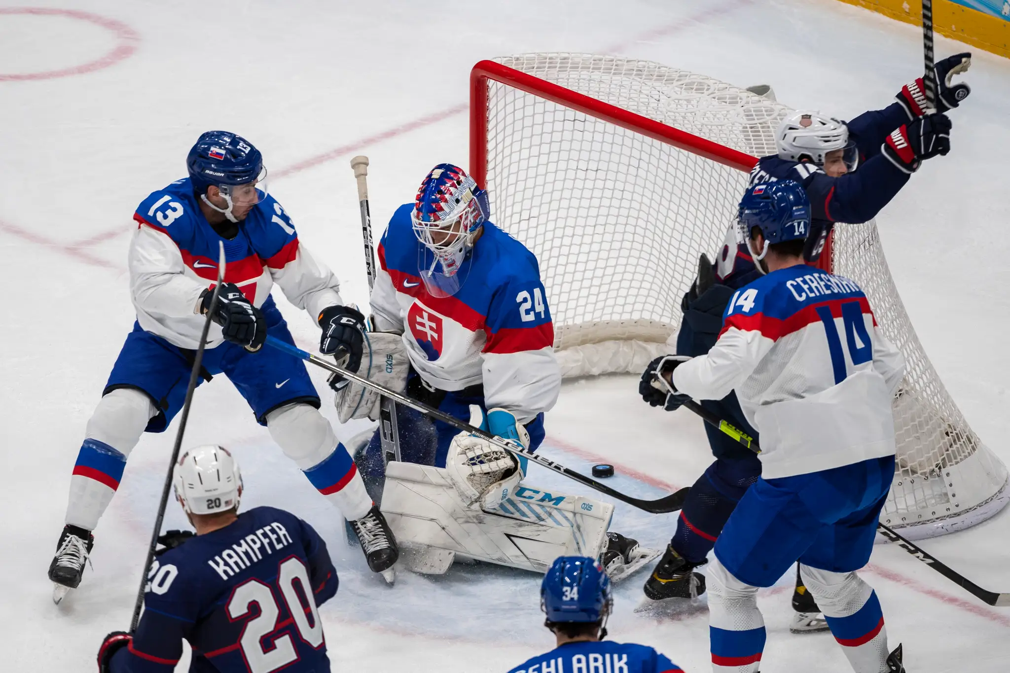 Američan Nick Abruzzese oslavuje gól proti Slovensku vo štvrťfinále ZOH 2022.