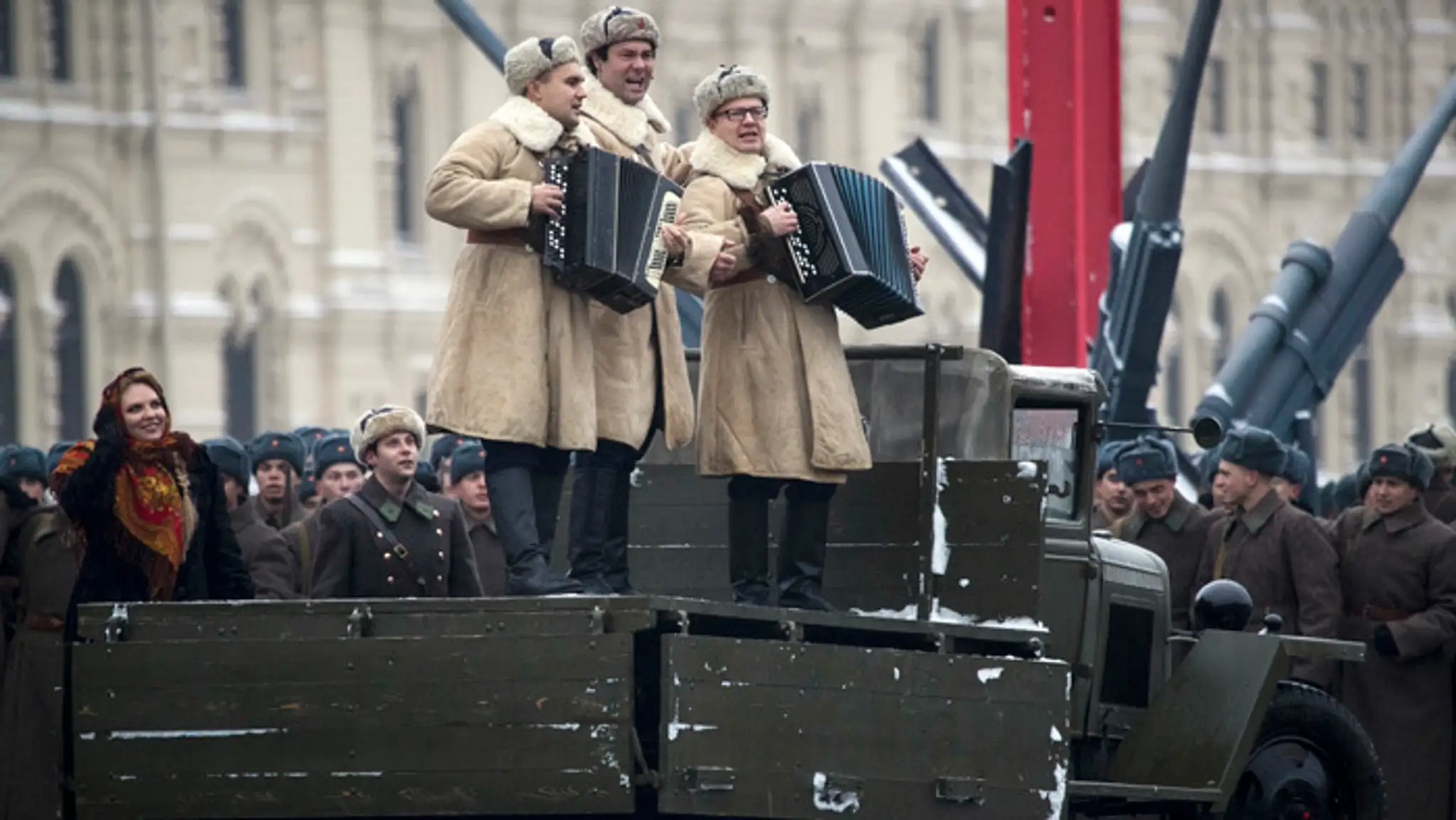 Ruskí herci odetí v uniforme sovietskej Červenej armády z II. svetovej vojny na prehliadke v Moskve.