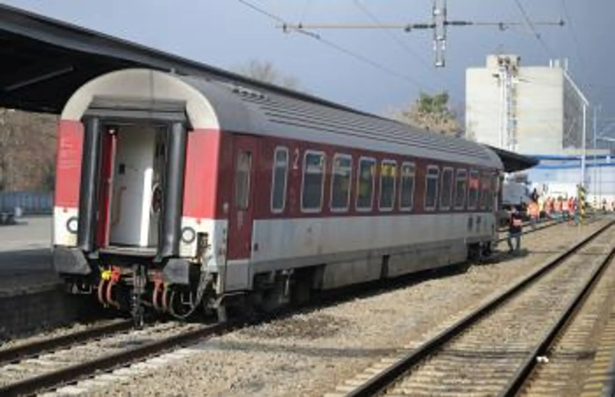Na železničnej stanici v Košiciach sa vykoľajil vozeň vlaku