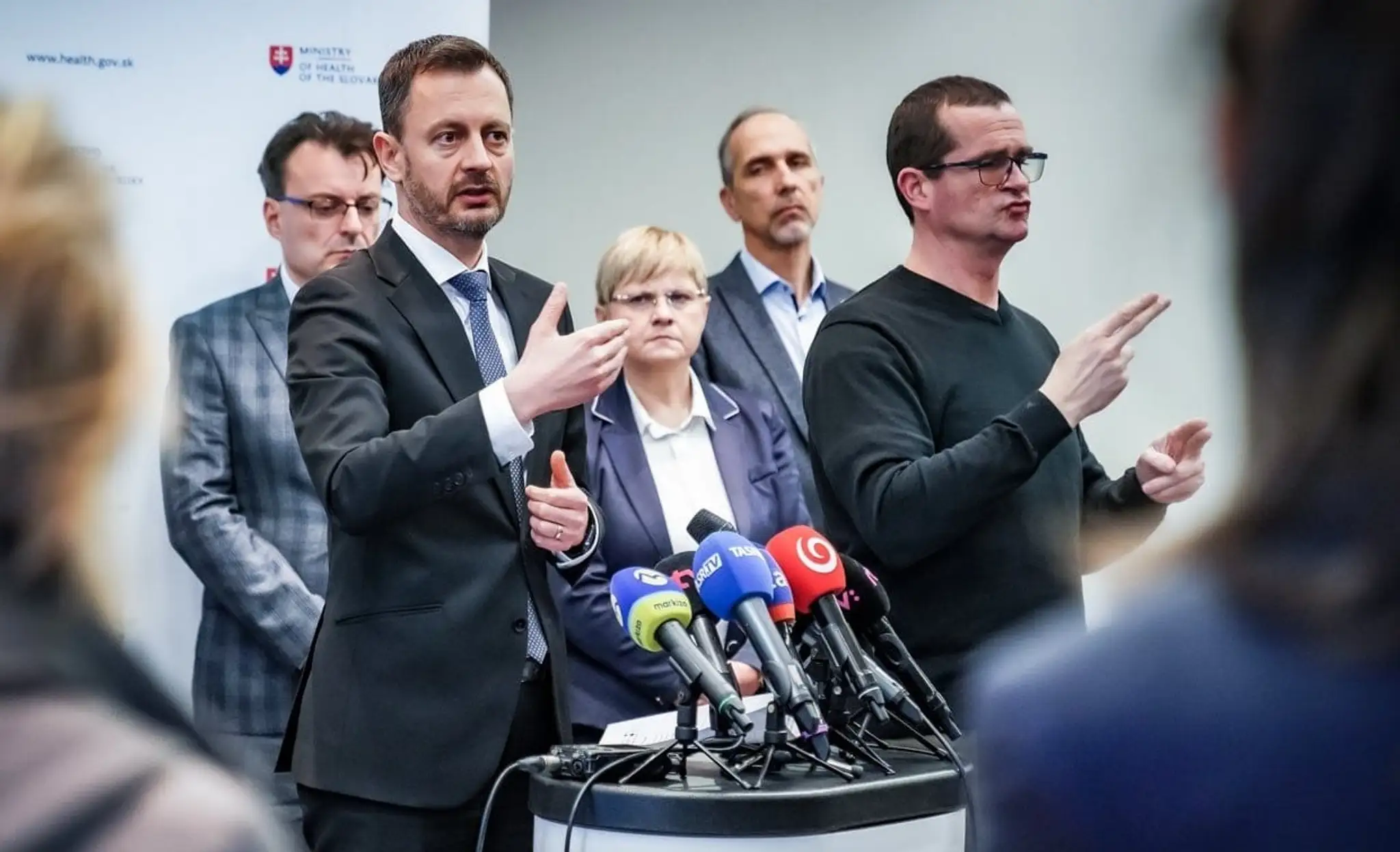 Dočasne poverený premiér Eduard Heger OĽaNO oznamuje výsledky rokovaní s ministrom zdravotníctva a ambulantným sektorom (cropped)