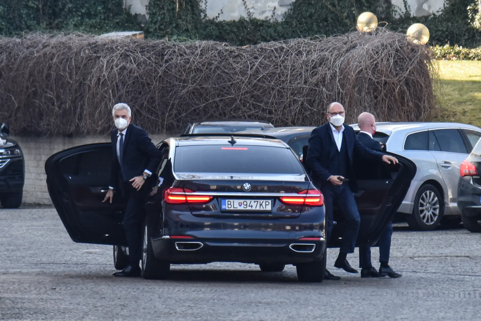 Ministri za SaS prichádzajú do prezidentského paláca počas koaličnej krízi.