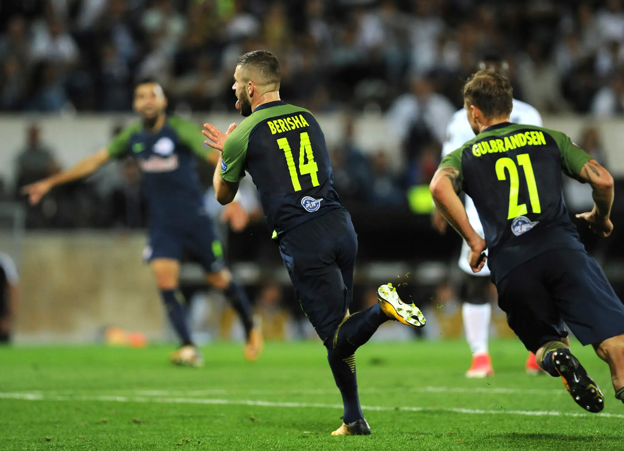 Valon Berisha (v strede) zo Salzburgu reaguje po góle v sieti Guimaraes v dueli EL.