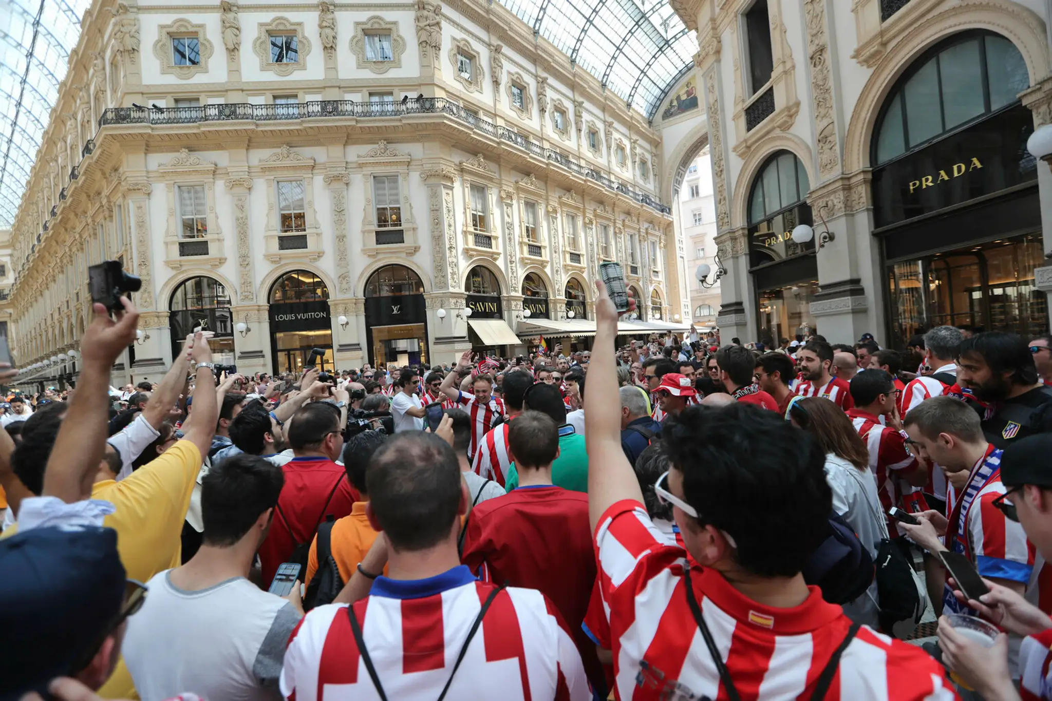 Fanúšikovia Atletica Madrid povzbudzujú v priestoroch nákupného centra Galérie Viktora Emanuela II. pred večerným finálovým zápa
