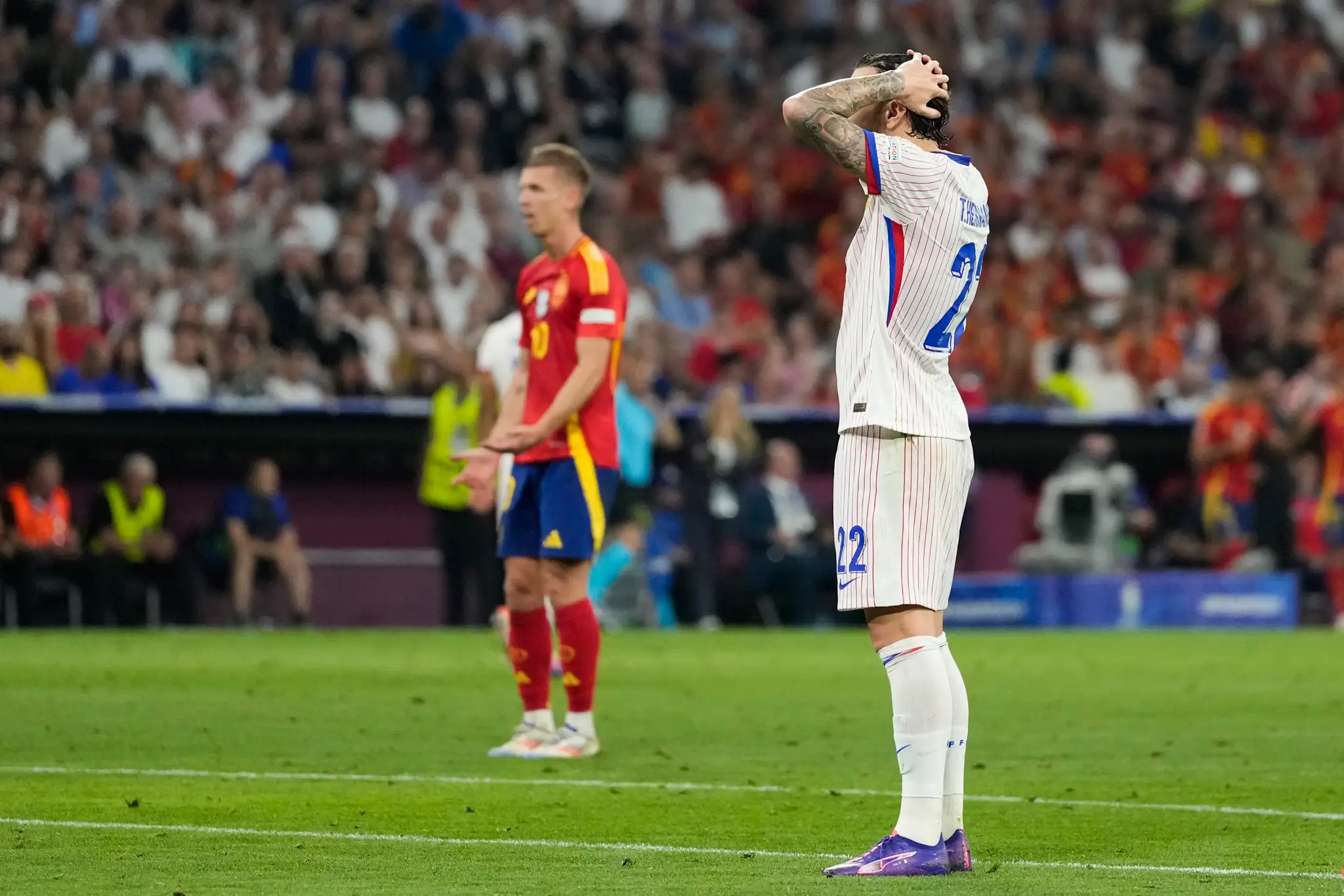 Theo Hernández sa chytá za hlavu po nepresnom zakončení