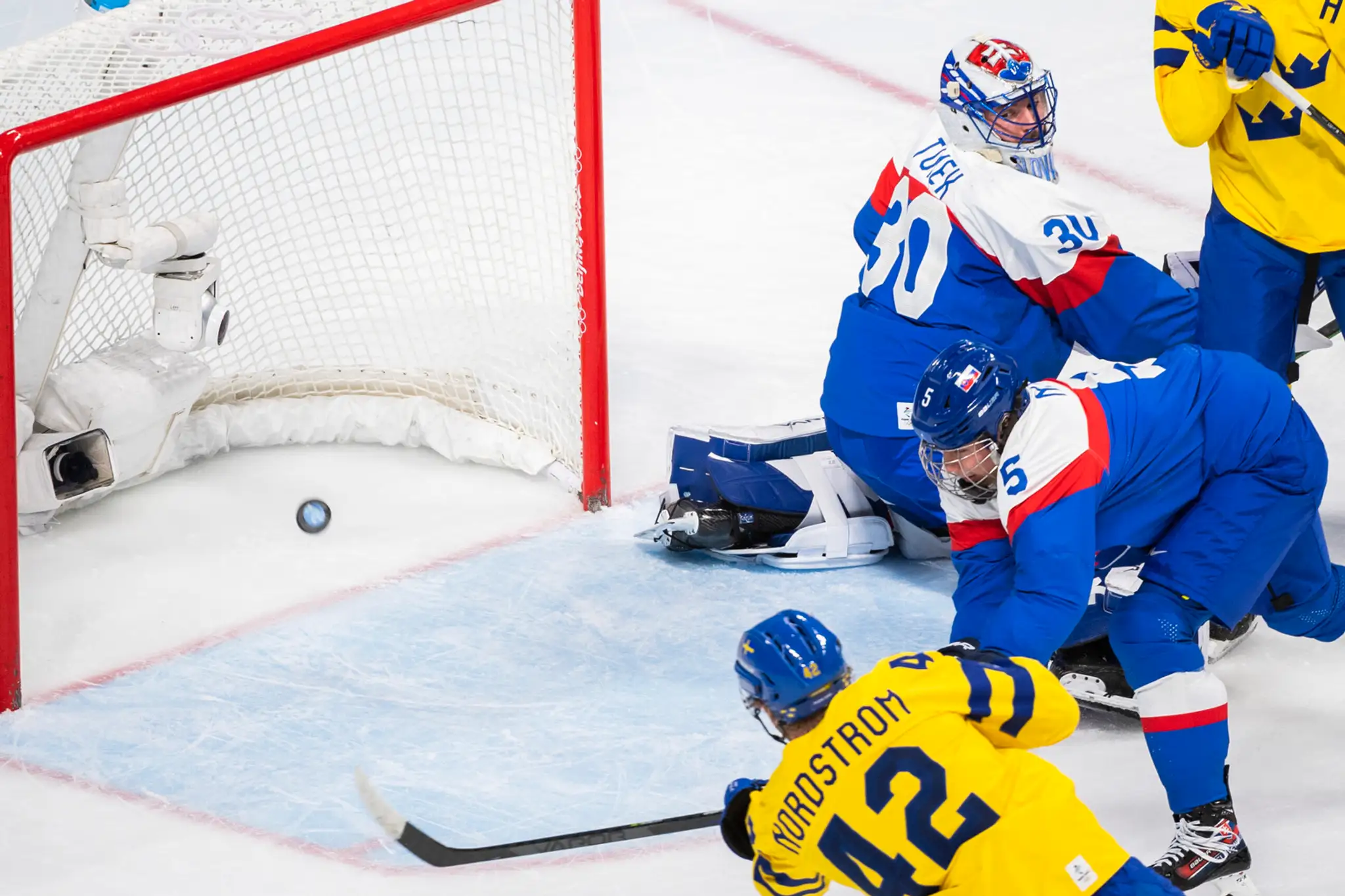 Švéd Joakim Nordström strieľa gól do slovenskej bránky v dueli ZOH 2022.