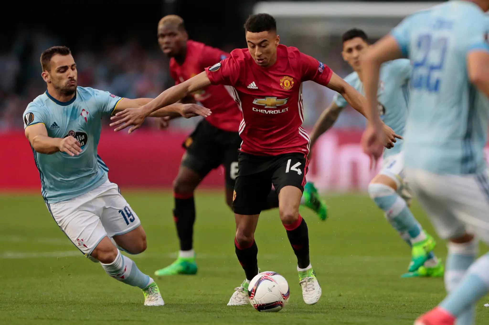 Jesse Lingard (vpravo) z ManUtd sa snaží v semifinále EL uniknúť Jonnymu zo Celty Vigo.