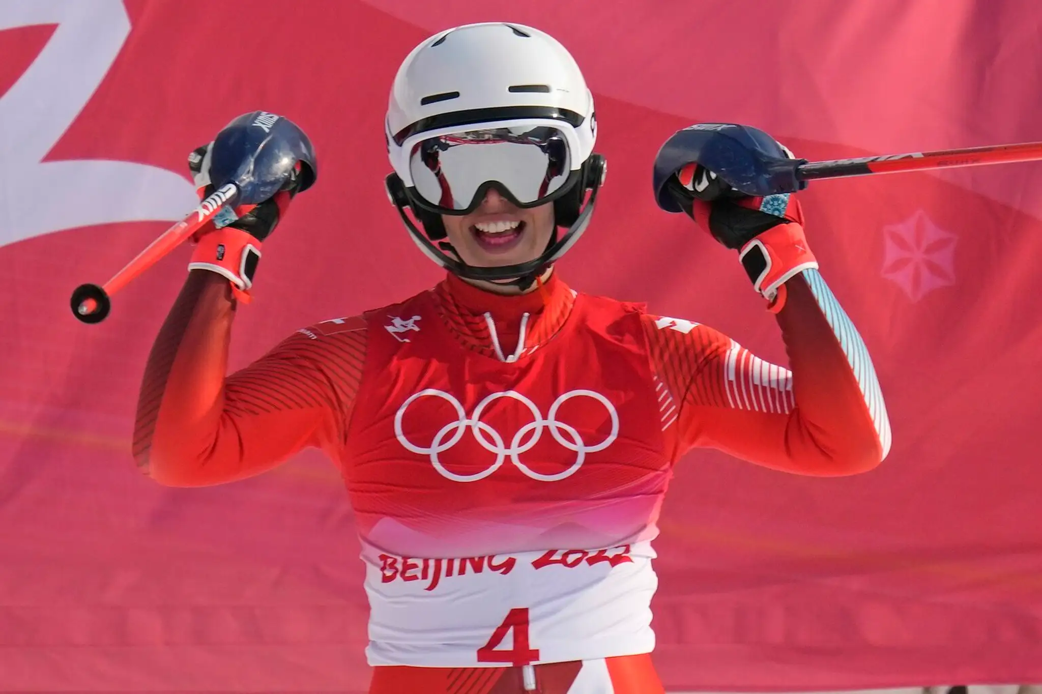 Radosť švajčiarskej lyžiarky Michelle Gisinovej po 1. kole slalomu na ZOH 2022.
