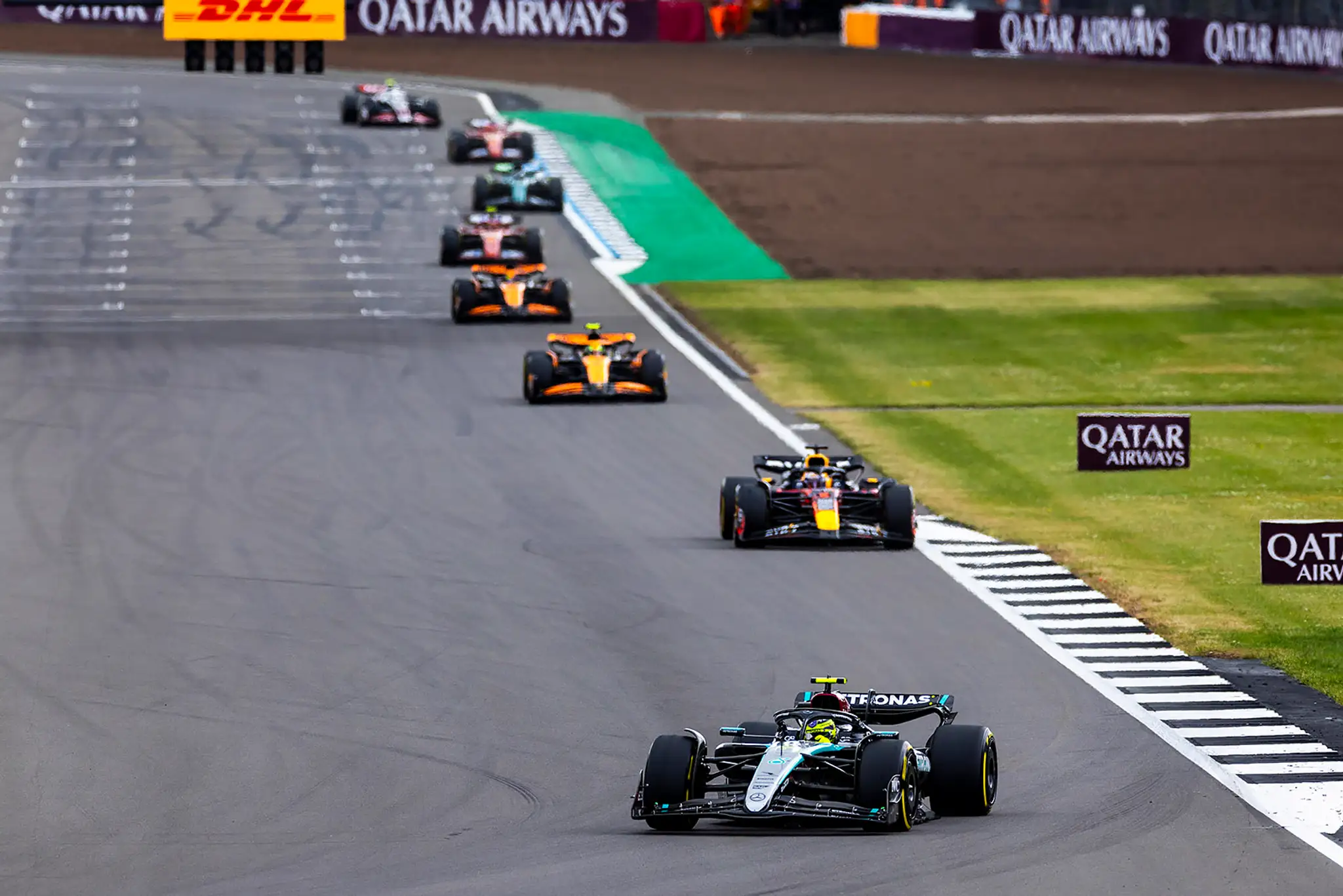 Vpredu britský pilot Mercedesu Lewis Hamilton.