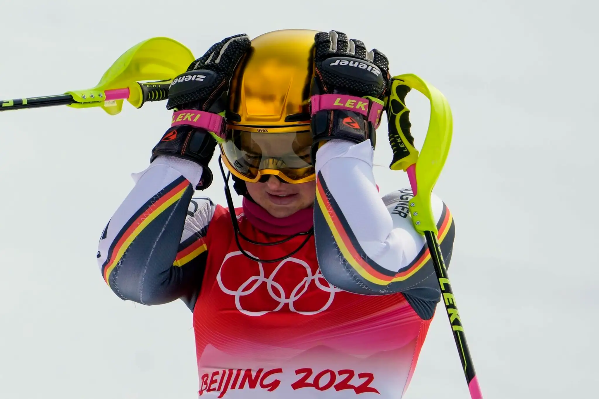 Nemka Emma Aicherová reaguje po 2. kole slalomu na ZOH 2022.