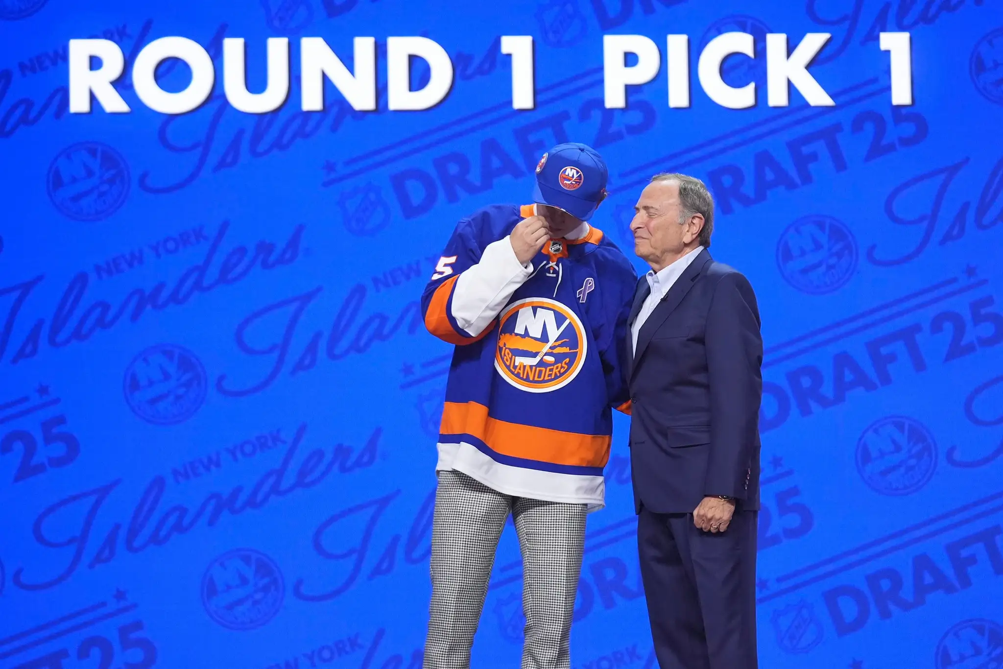Sprava komisár NHL Gary Bettman a jednotka NHL draftu 2025 Matthew Schaefer.