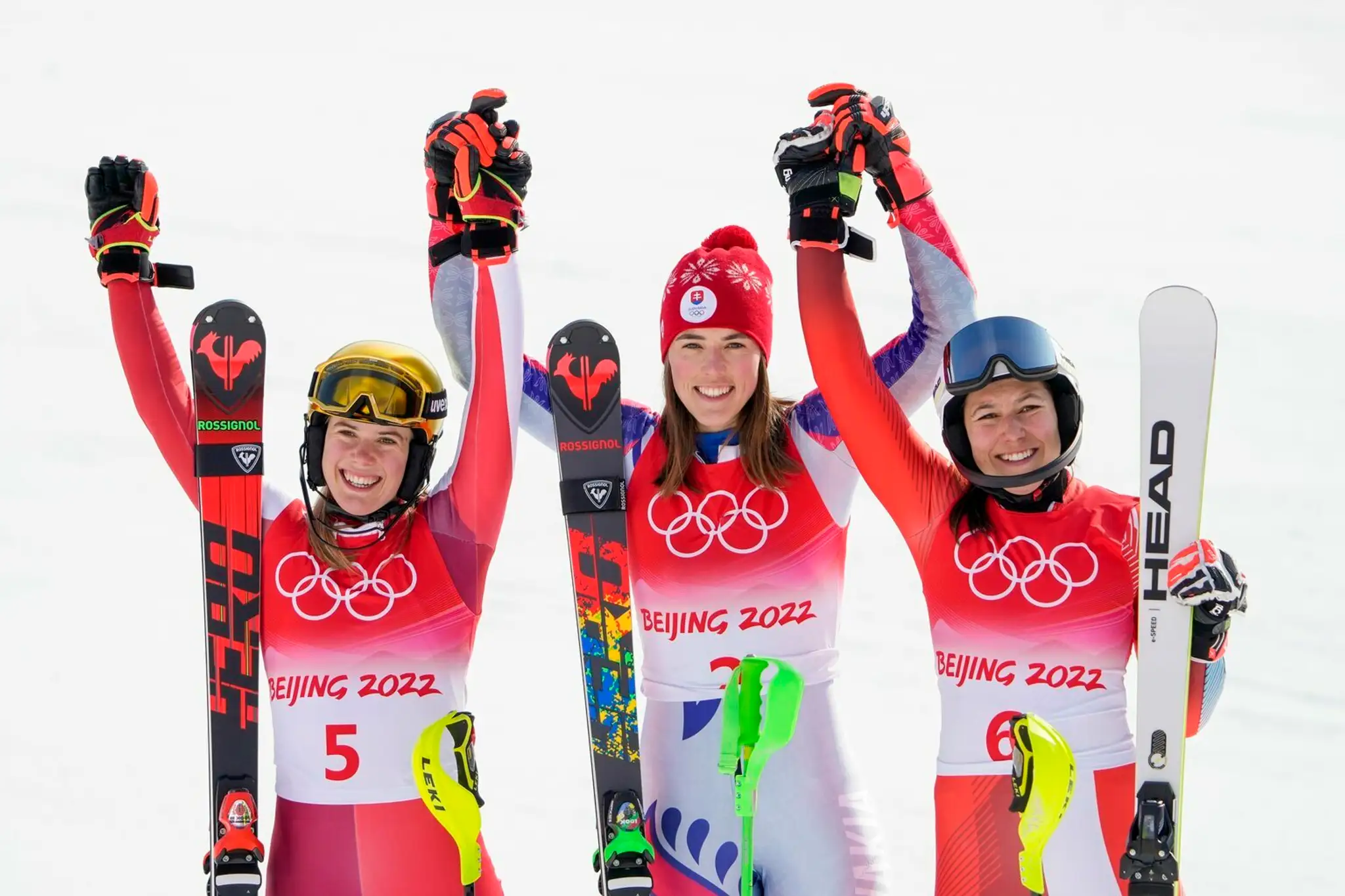 Zľava strieborná Katharina Liensbergerová, víťazka Petra Vlhová a bronzová Wendy Holdenerová v slalome ZOH 2022.