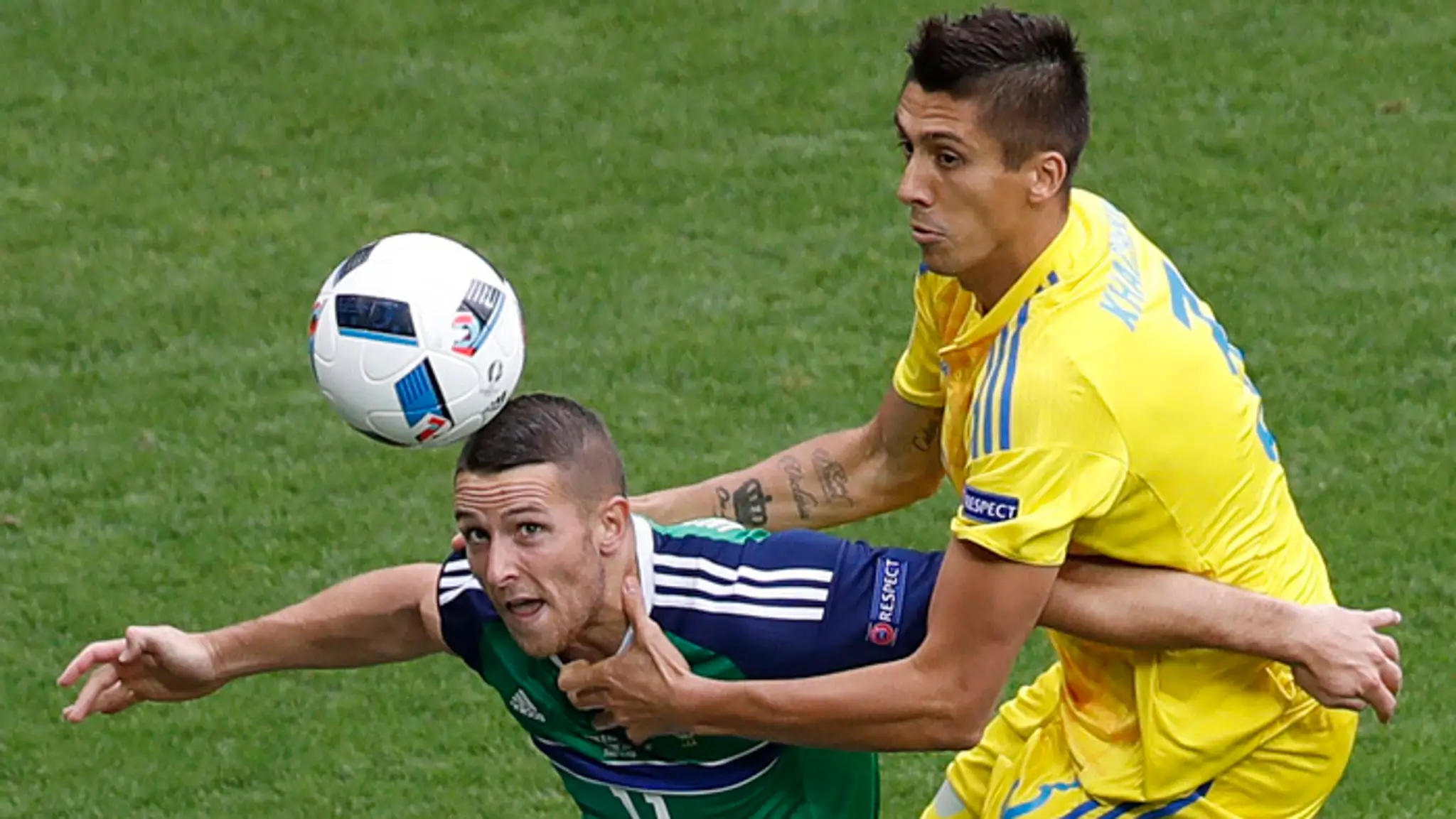 Conor Washington (vľavo) zo Severného Írska a Jevgen Chačeridi z Ukrajiny v súboji o loptu.