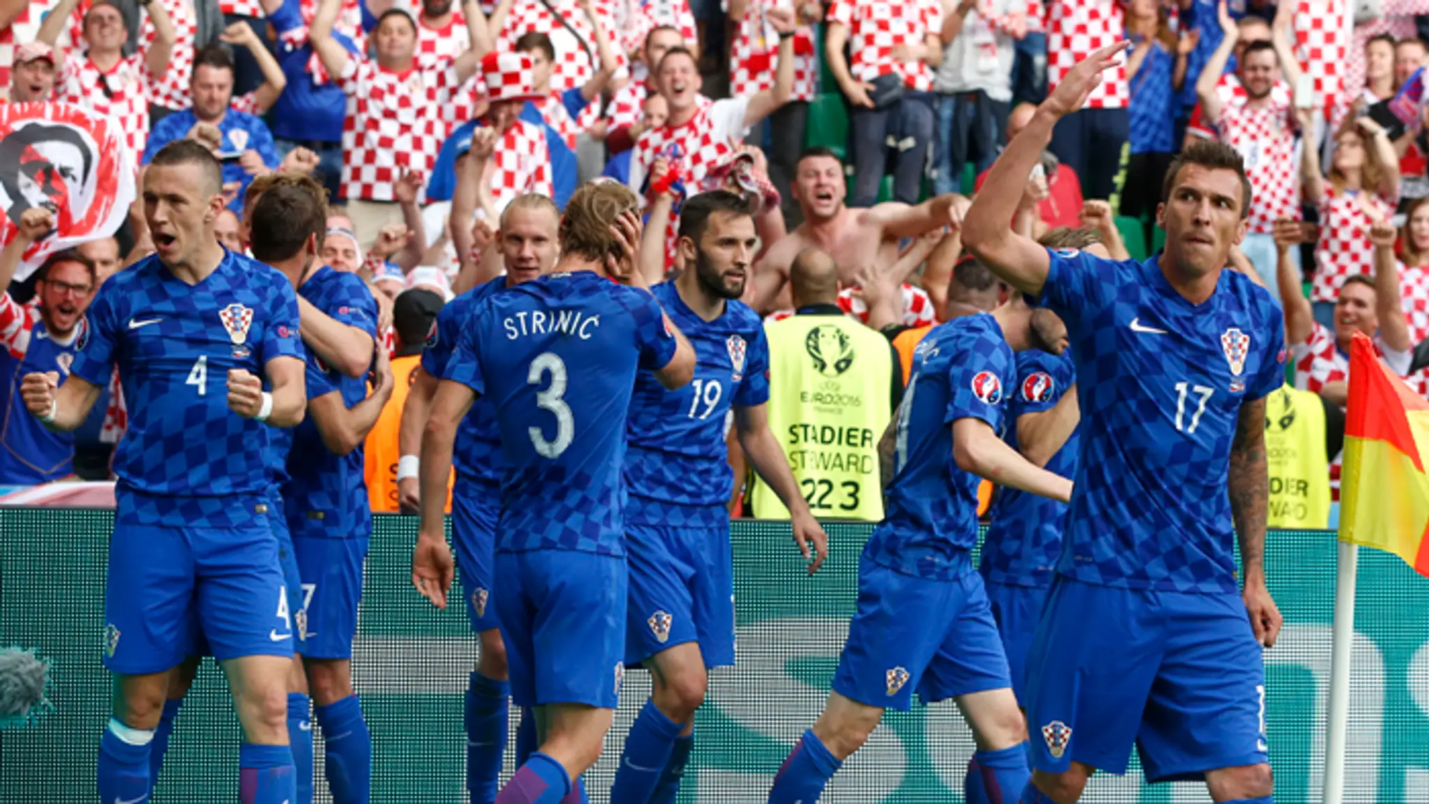 Ivan Rakitić (v popredí) a radujúci sa hráči po strelení jeho gólu proti Česku.