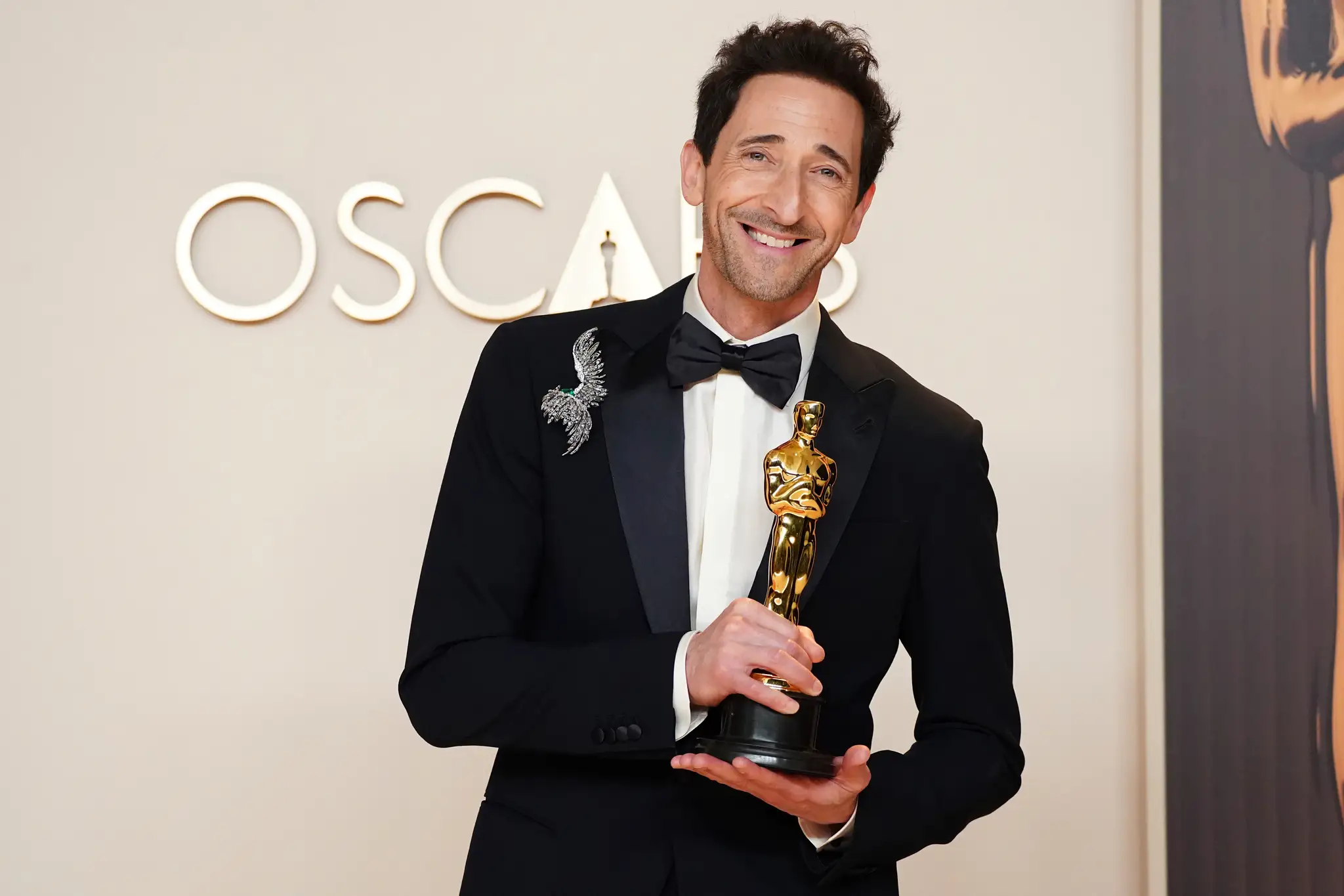 Americký herec Adrien Brody pózuje s cenou v kategórii najlepší herec v hlavnej úlohe.