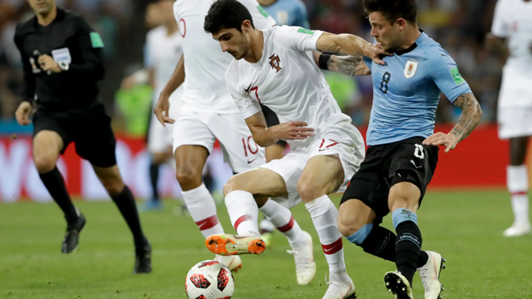 Nahitan Nandez (Uruguaj) a portugalský reprezentant Goncalo Guedes.