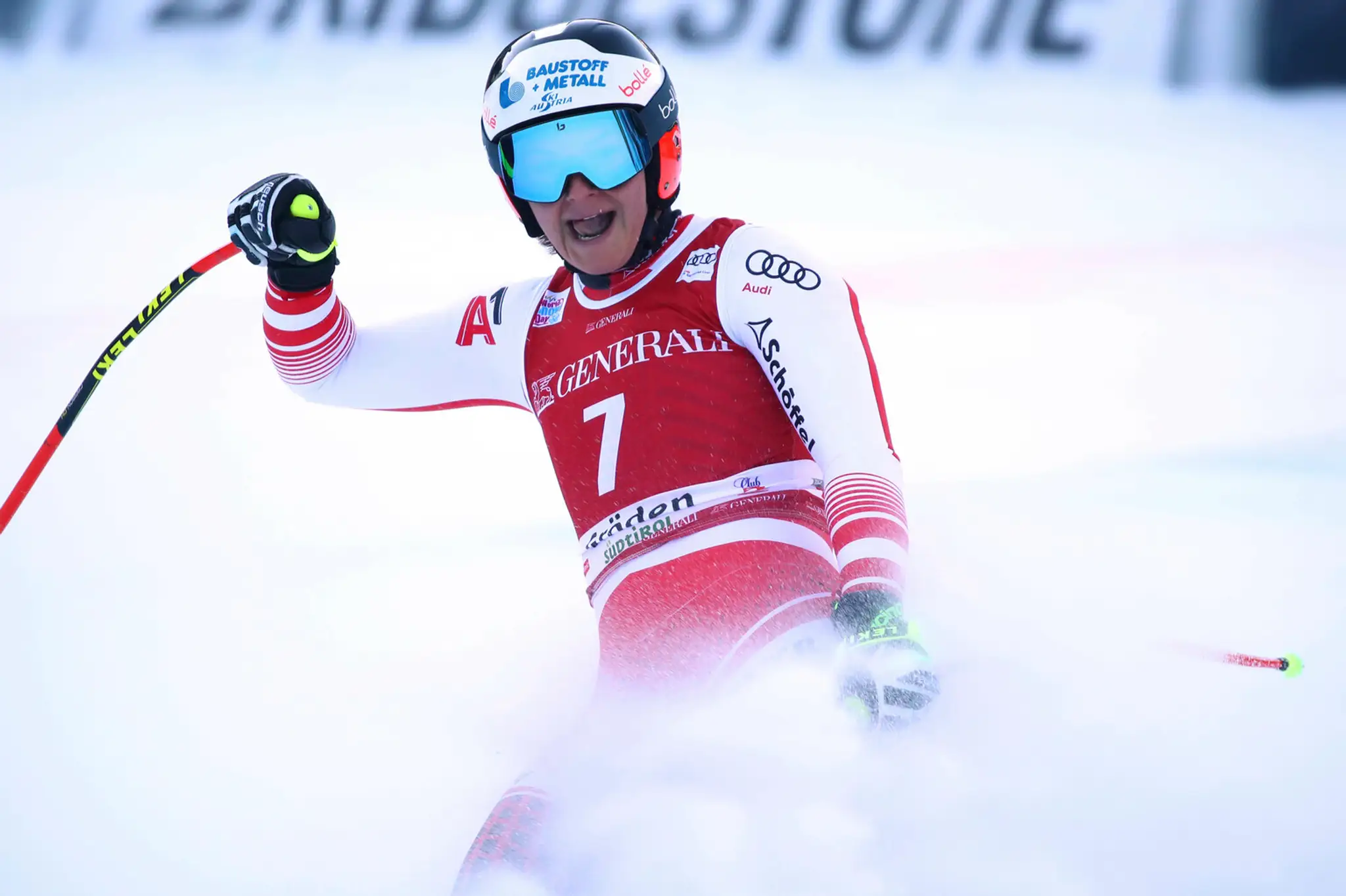 Alpská lyžiarka Ramona Siebenhoferová oslavuje v cieli zjazdu vo Val Gardene.