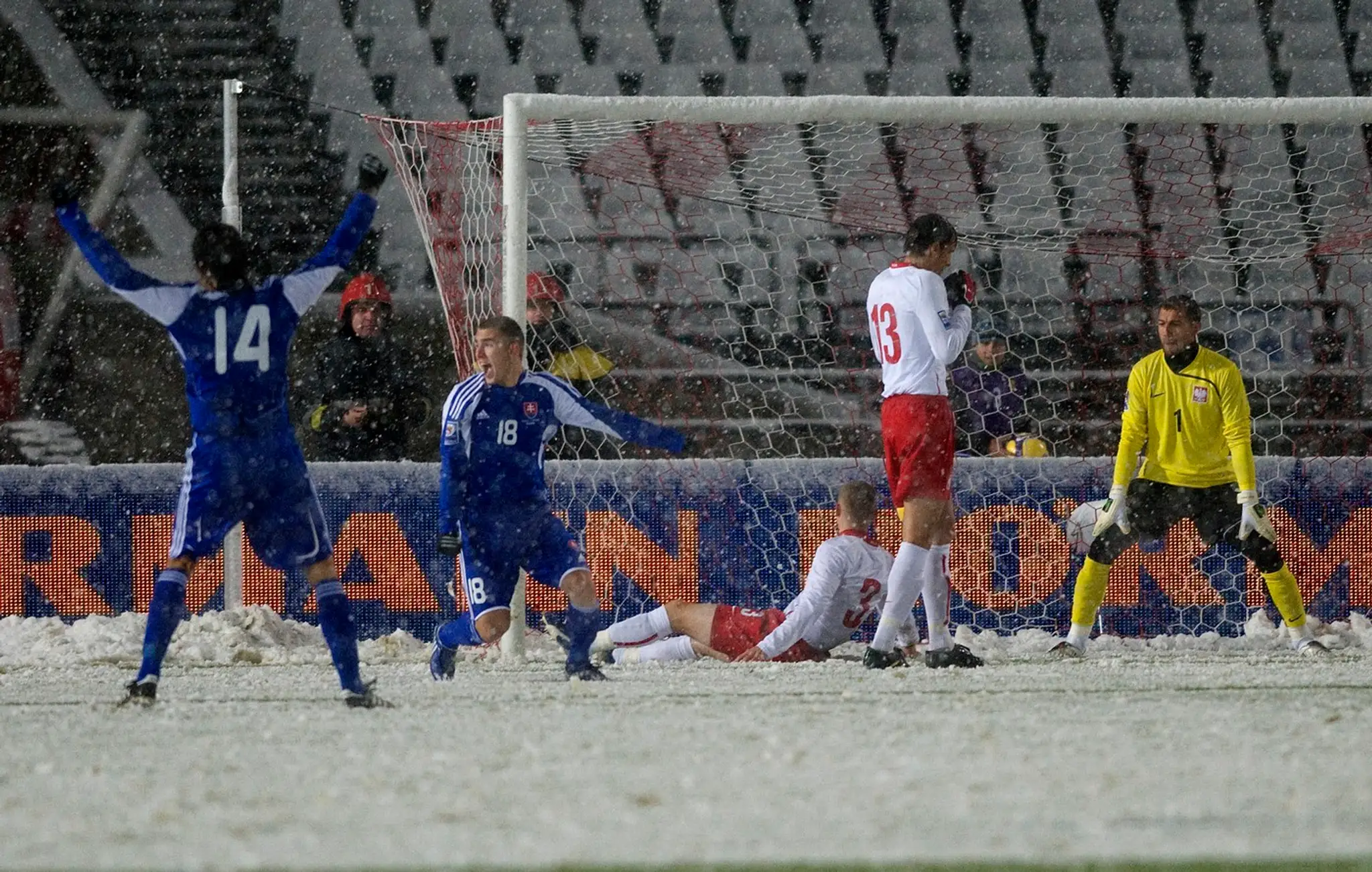 Moment, keď si Gancarzyk strelil vlastný gól, ktorý znamenal postup Slovenska na MS 2010