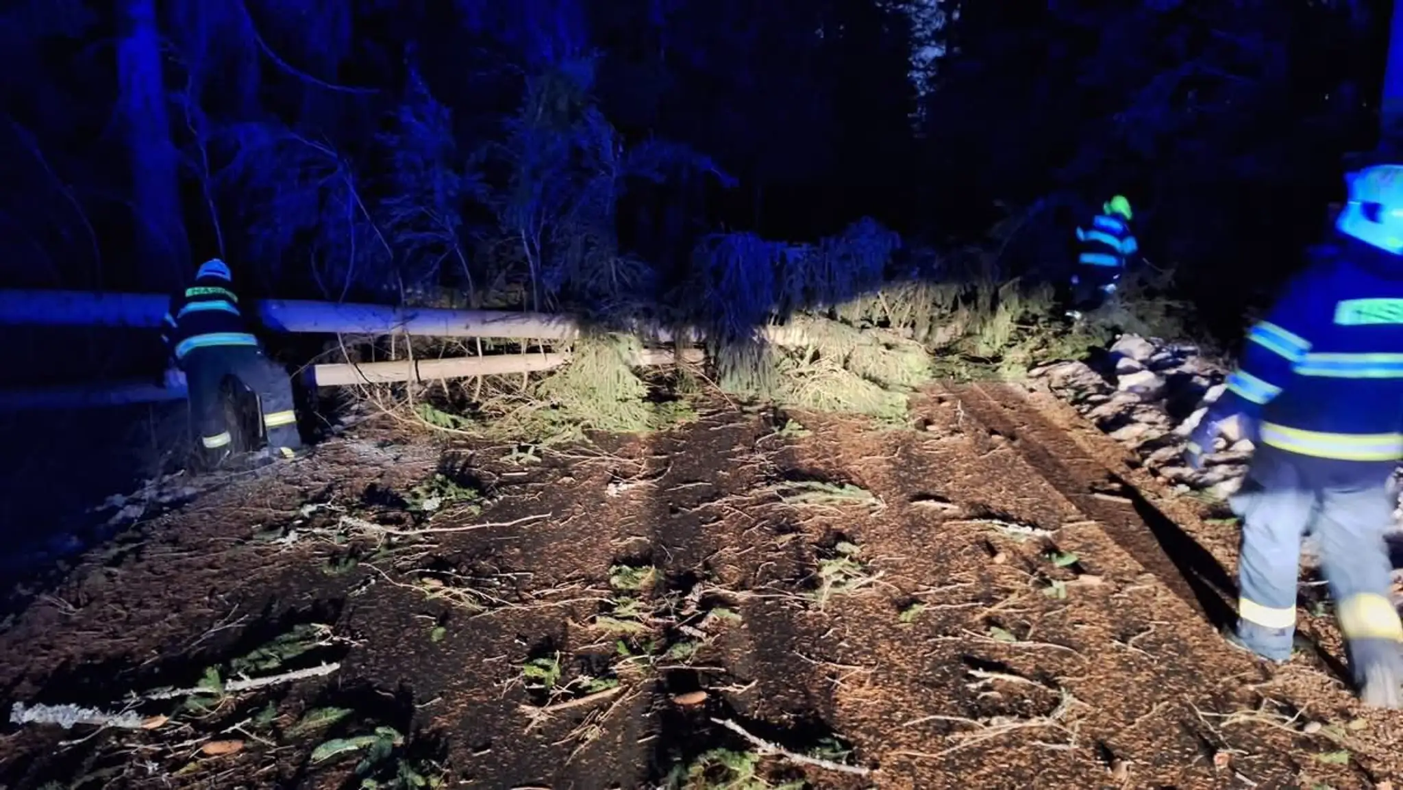 Odstraňovanie následkov silného vetra pri Liptovskej Tepličke.