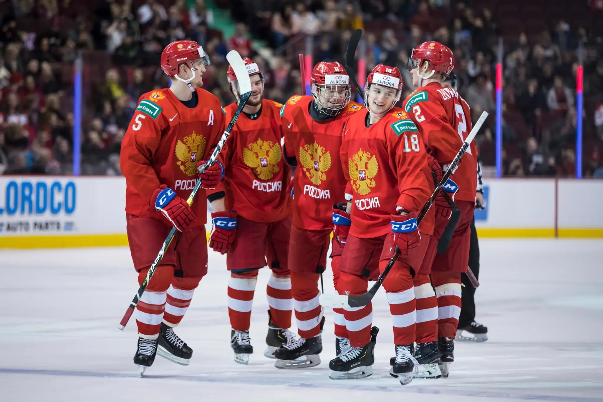 Zľava Švajčiari Yannick Bruschweiler a Tim Berni oslavujú gól proti Rusku v dueli o bronz na MS do 20 rokov.