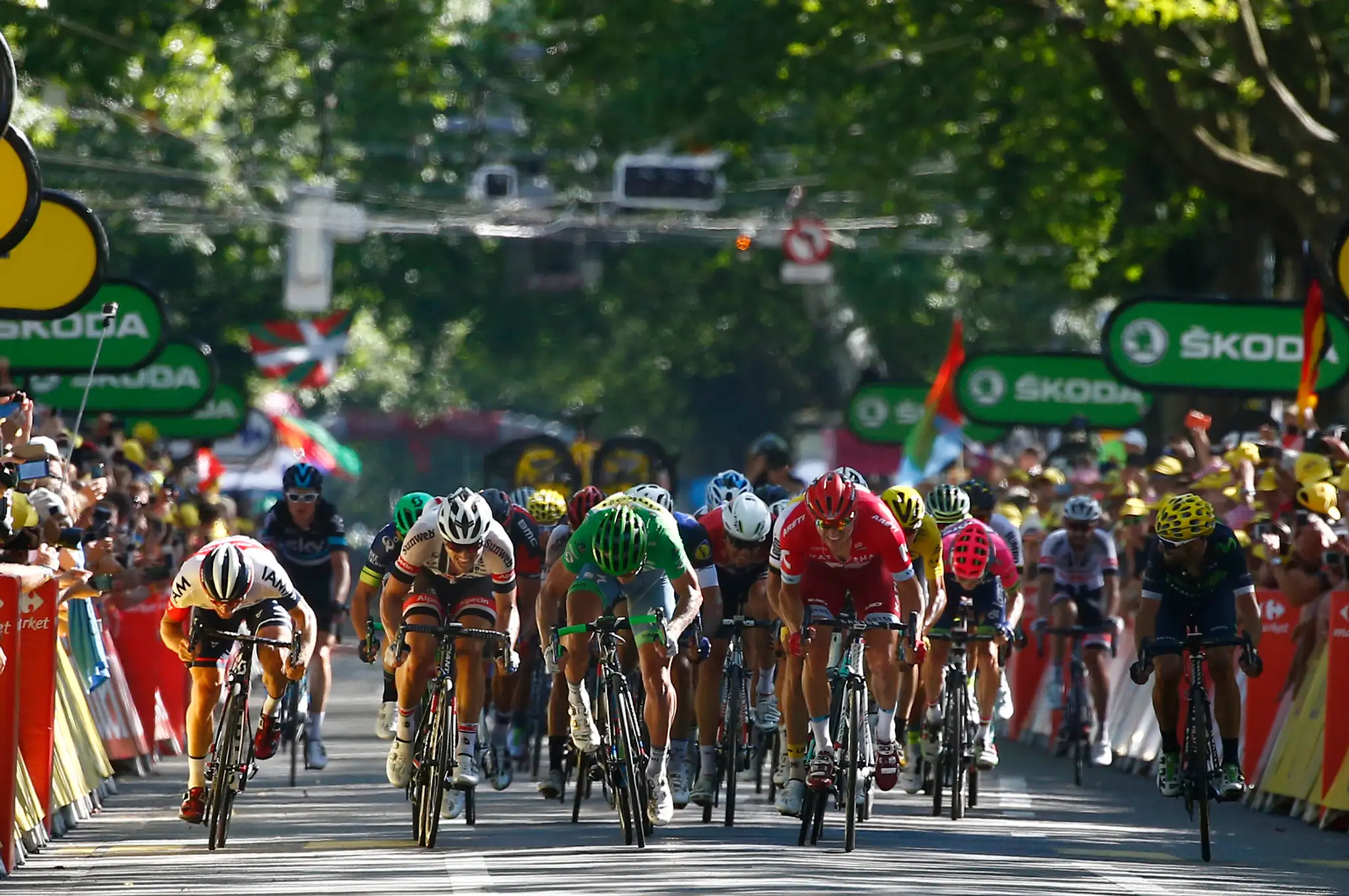 Peter Sagan (Tinkoff) víťazí v hromadnom šprinte v cieli 16. etapy Tour de France