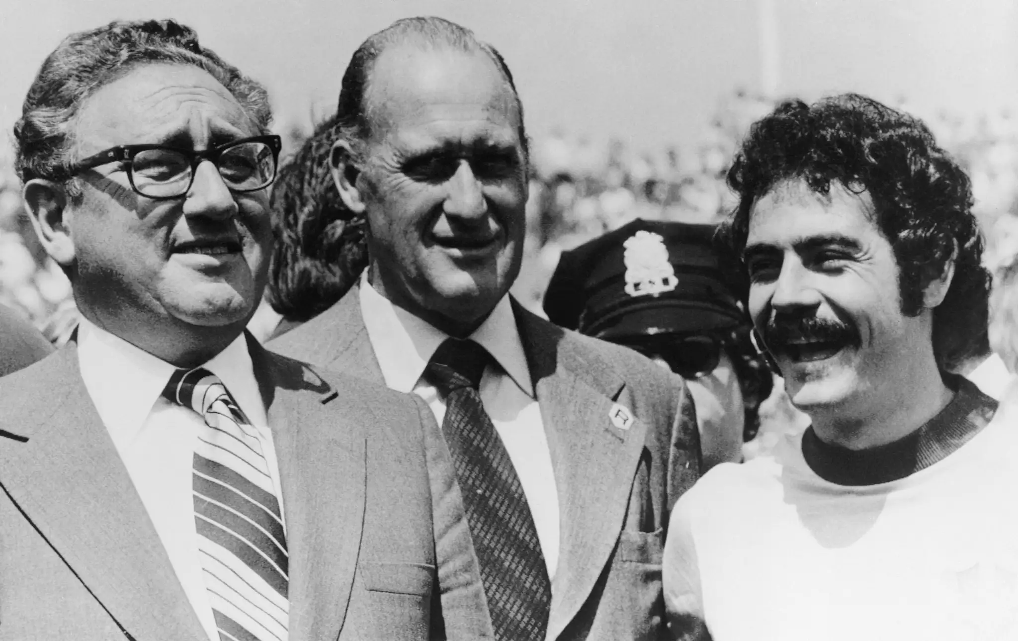 Archívna fotografia z roku 1976 - Joao Havelange stojí medzi Henrym Kissingeroma Robertom Rivelinom.jpg