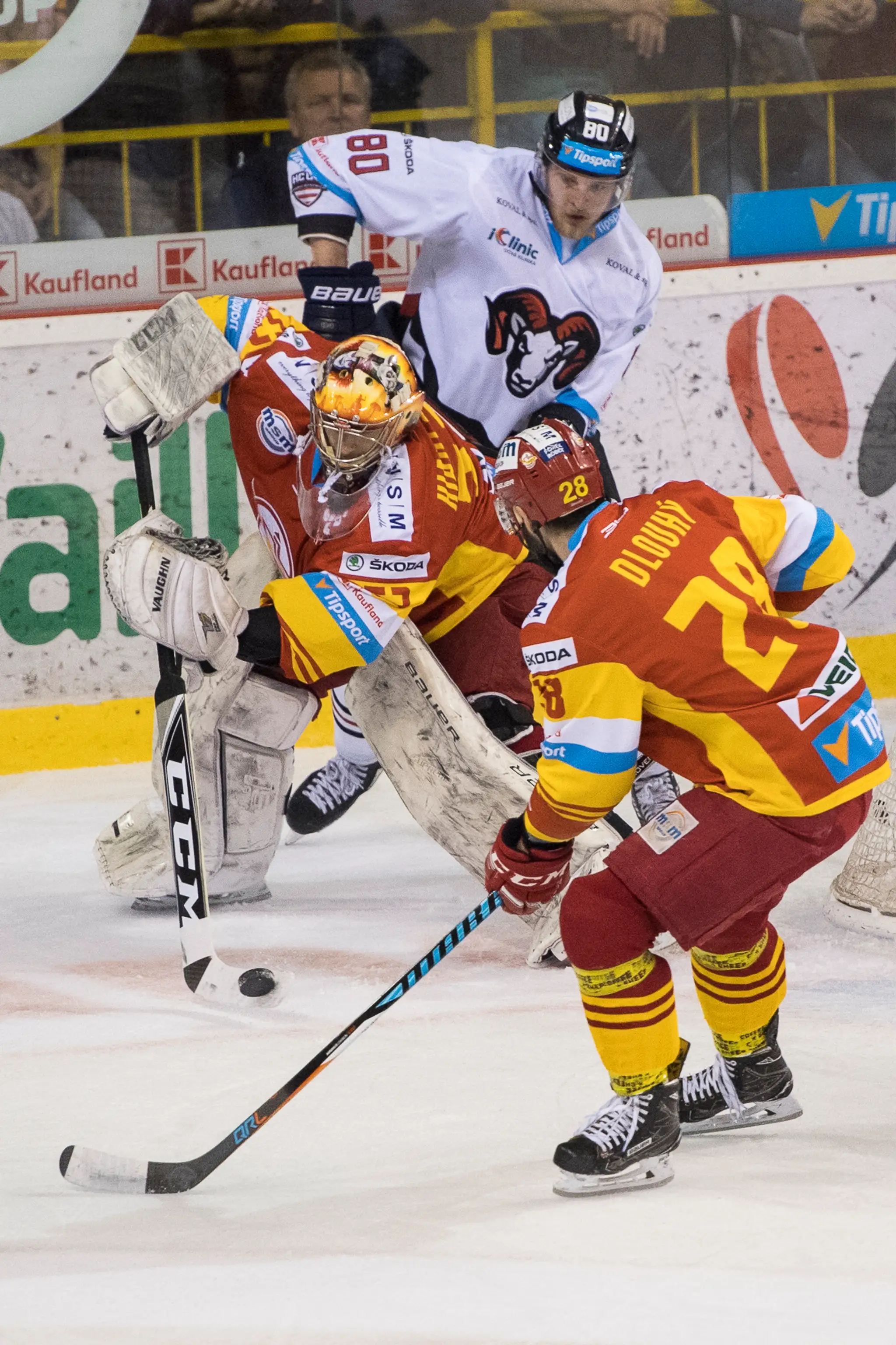 Na snímke zhora Tomáš Hrnka (Banská Bystrica) a brankár Tomáš Hiadlovský, Radek Dlouhý (obaja Trenčín) v siedmom zápase finále