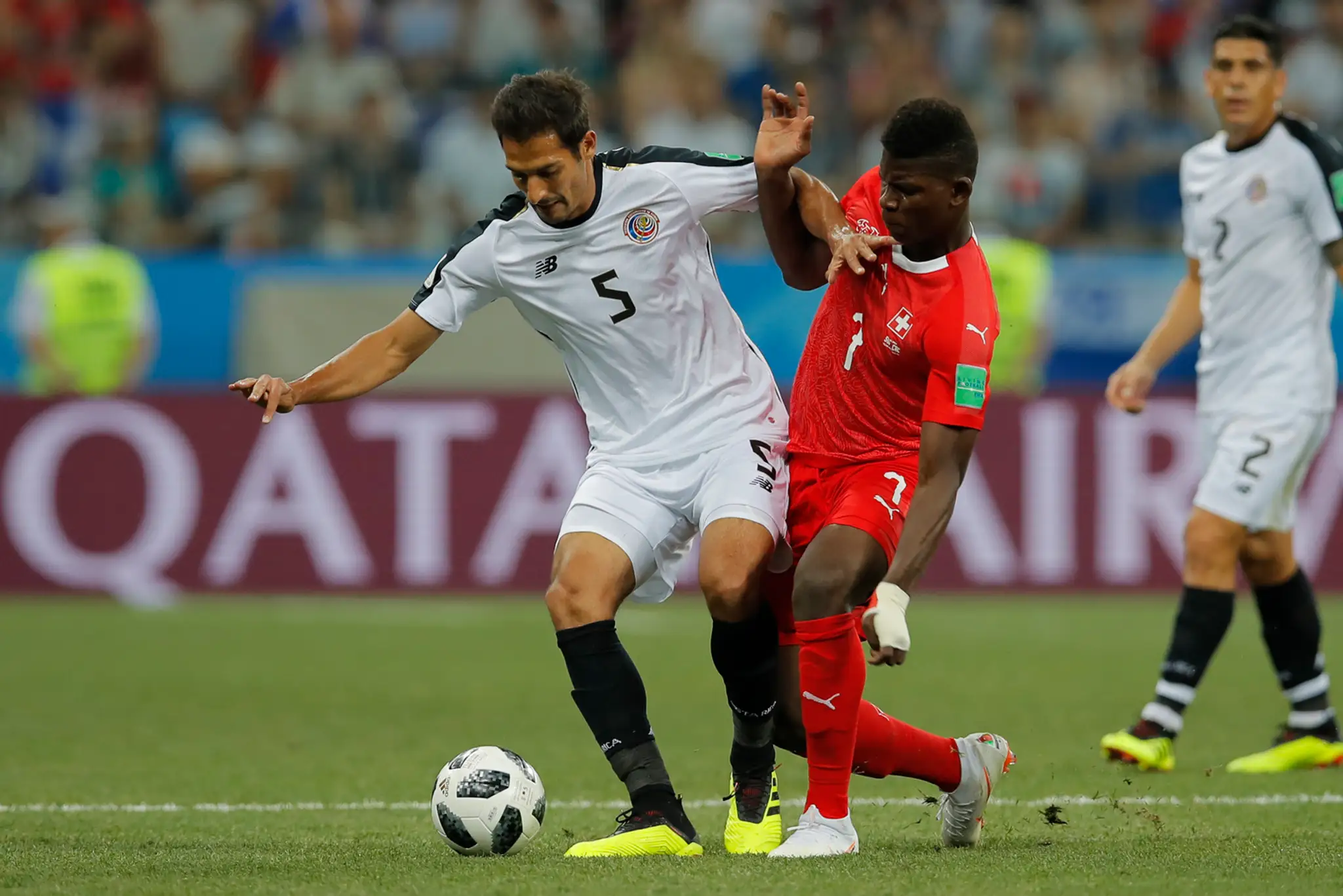 Kostaričan Celso Borges (vľavo) a Breel Embolo zo Švajčiarska bojujú o loptu v zápase MS 2018.