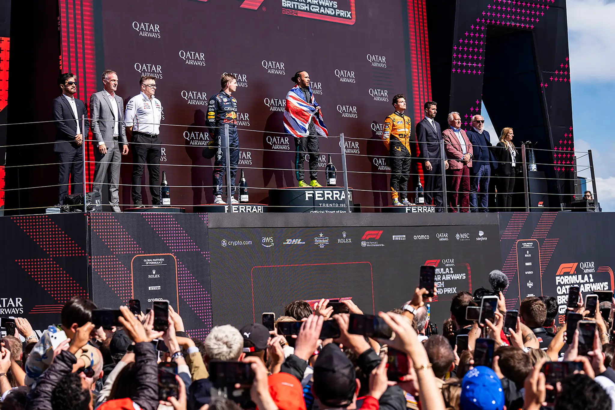 Na pódiu skončili dvaja domáci pretekári, ktorých doplnil Holanďan Max Verstappen.