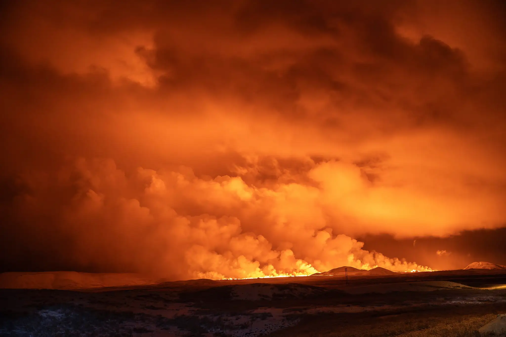 Na snímke z videa islandskej pobrežnej stráže láva tečie z kopca neďaleko obce Grindavík na islandskom polostrove Reykjanes. (2)